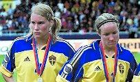 EM 2001 – hängskalle på Hanna Marklund och Victoria Svensson efter silvret.