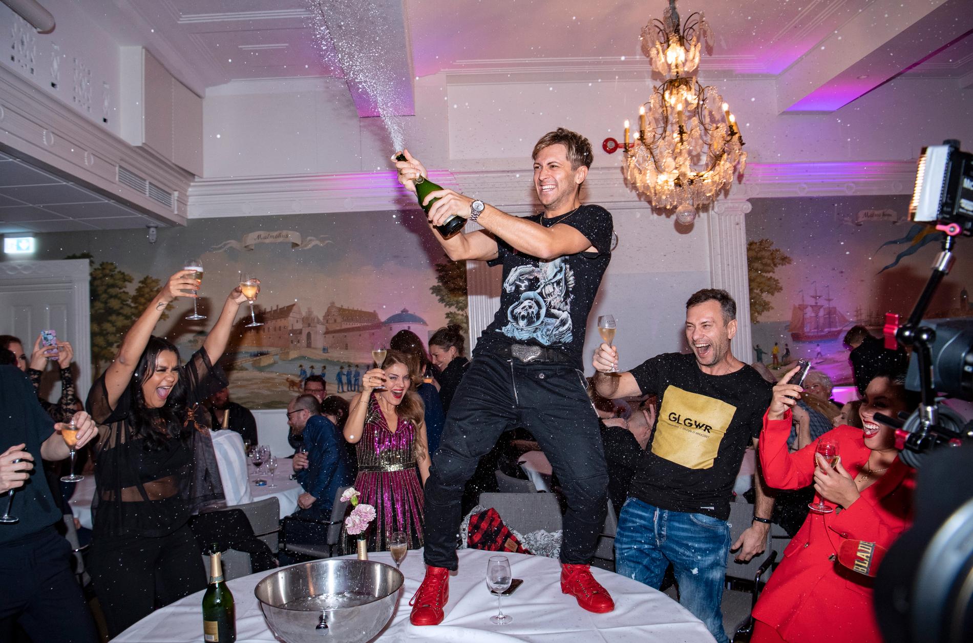 Arkiv. Vlad Reiser firar med skumpa på efterfesten på Savoy i Malmö efter att han gått vidare till andra chansen under Melodifestivalen 2019.