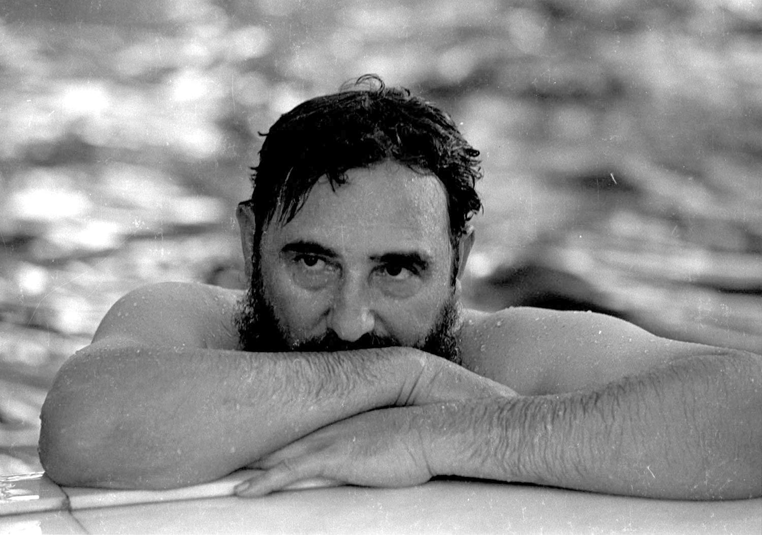 Fidel Castro kopplar av i en swimmingpool 1972.