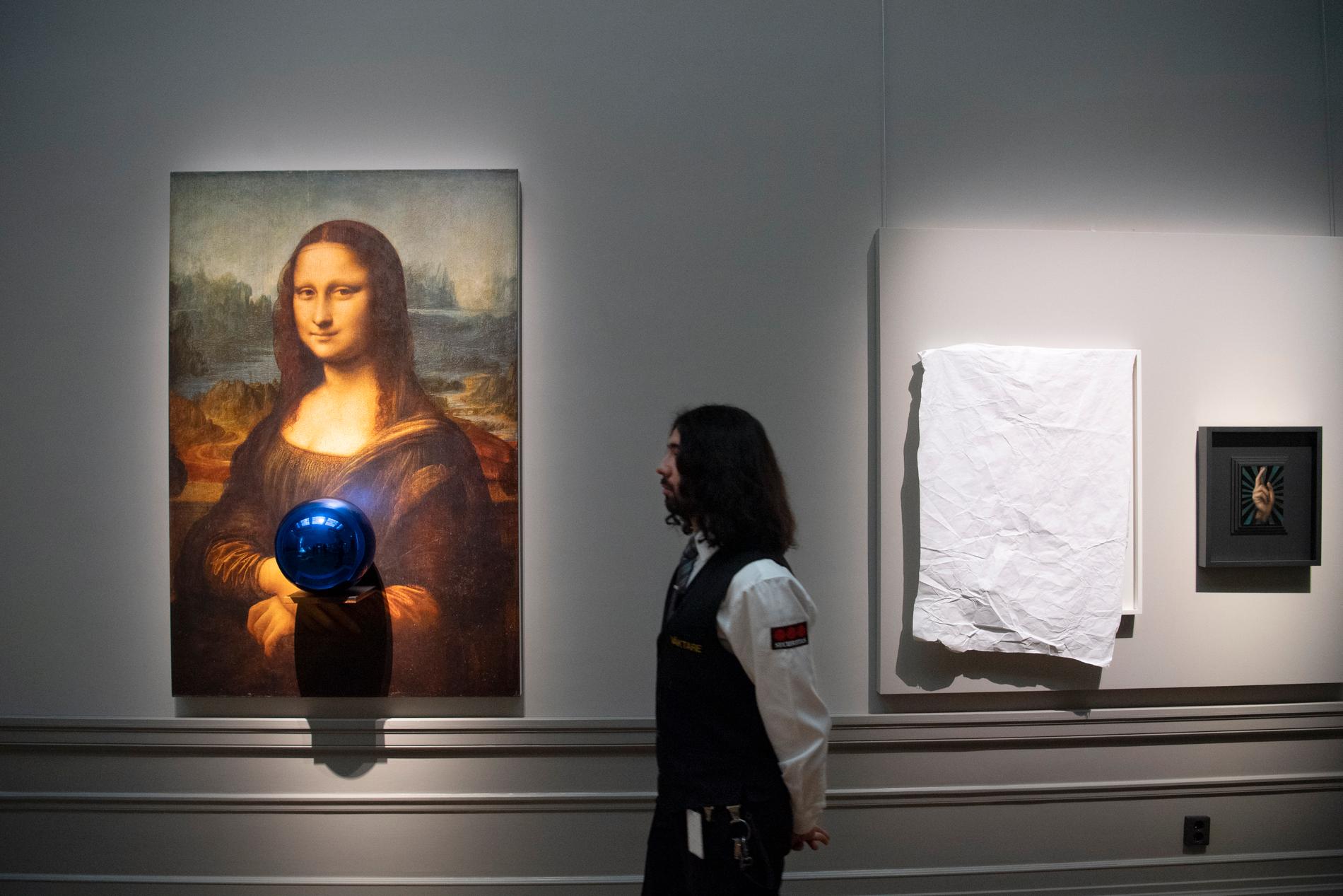 "Spegelkula (da Vincis Mona Lisa)" heter Jeff Koons verk från 2015 som liksom "Autentisk" av Hugo Wilson nu visas på Nationalmuseum.