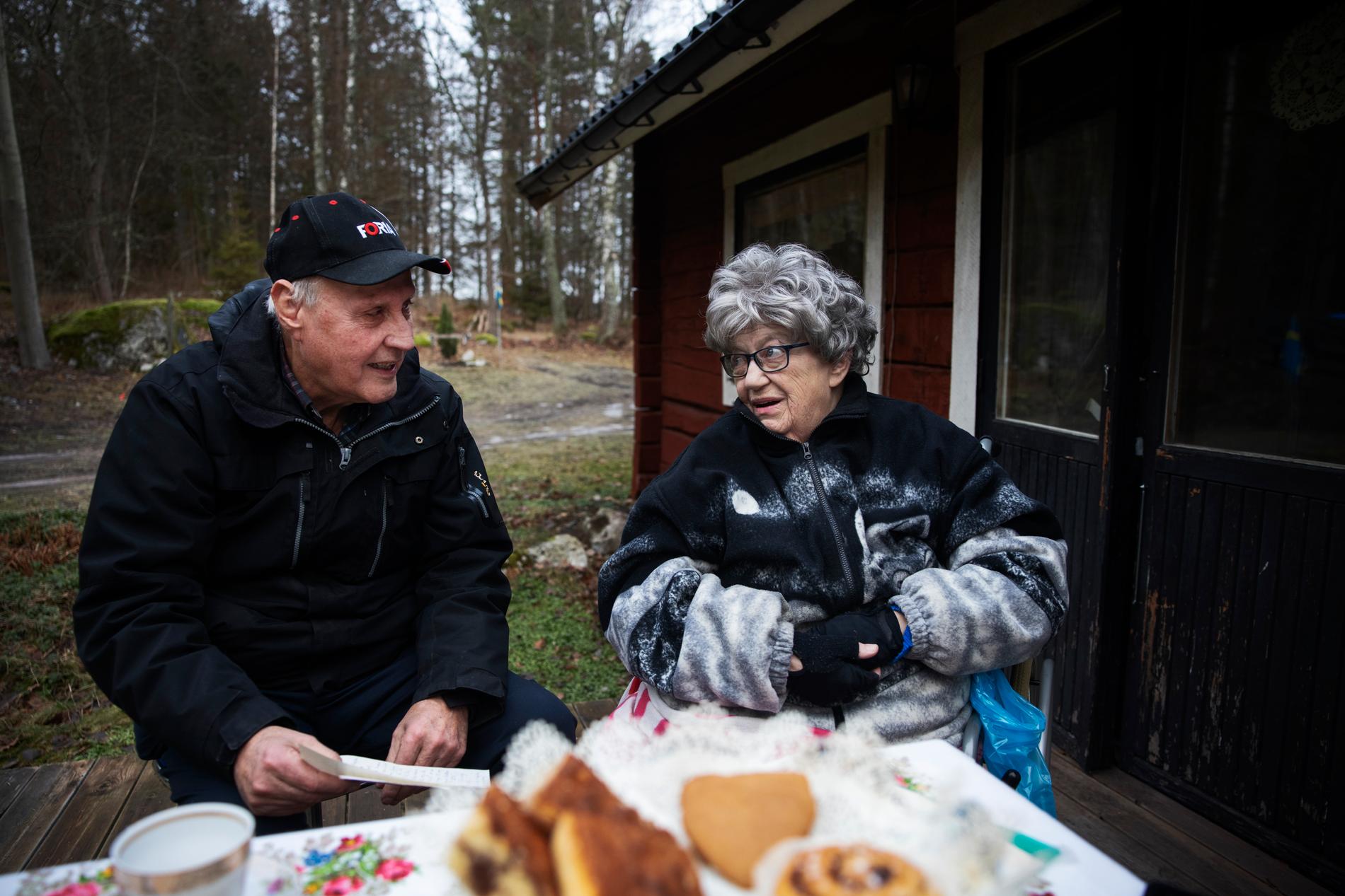 Ingemar och Birgitta vid huset i Strängnäs