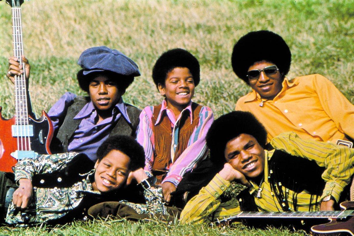 störst av syskonen Alla nio syskonen Jackson har försökt sig på en musikkarriär, och de flesta av dem har varit med i gruppen Jackson Five. Här är den framgångsrika upplagan från slutet av 1960-talet. Michael, gruppens stjärna, sitter i mitten. Till vänster om honom Tito och lillebror Jermaine, till höger Marlon och Jackie.
