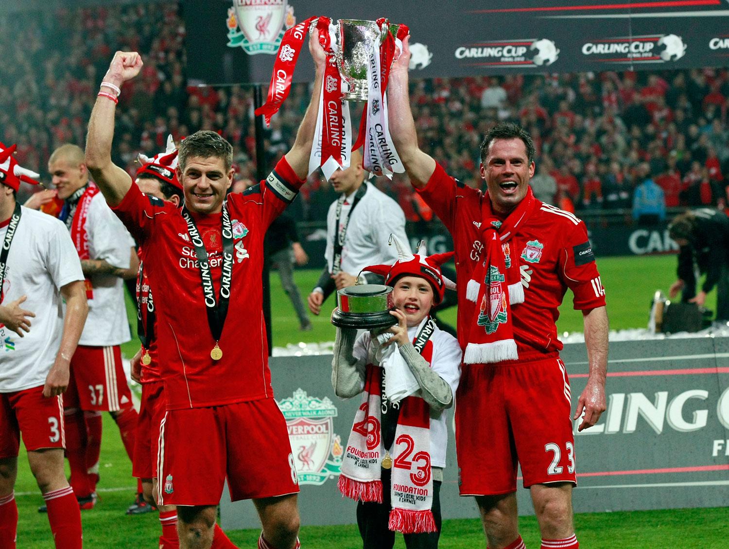 Steven Gerrard och Jamie Carragher efter segern i ligacupen 2012.