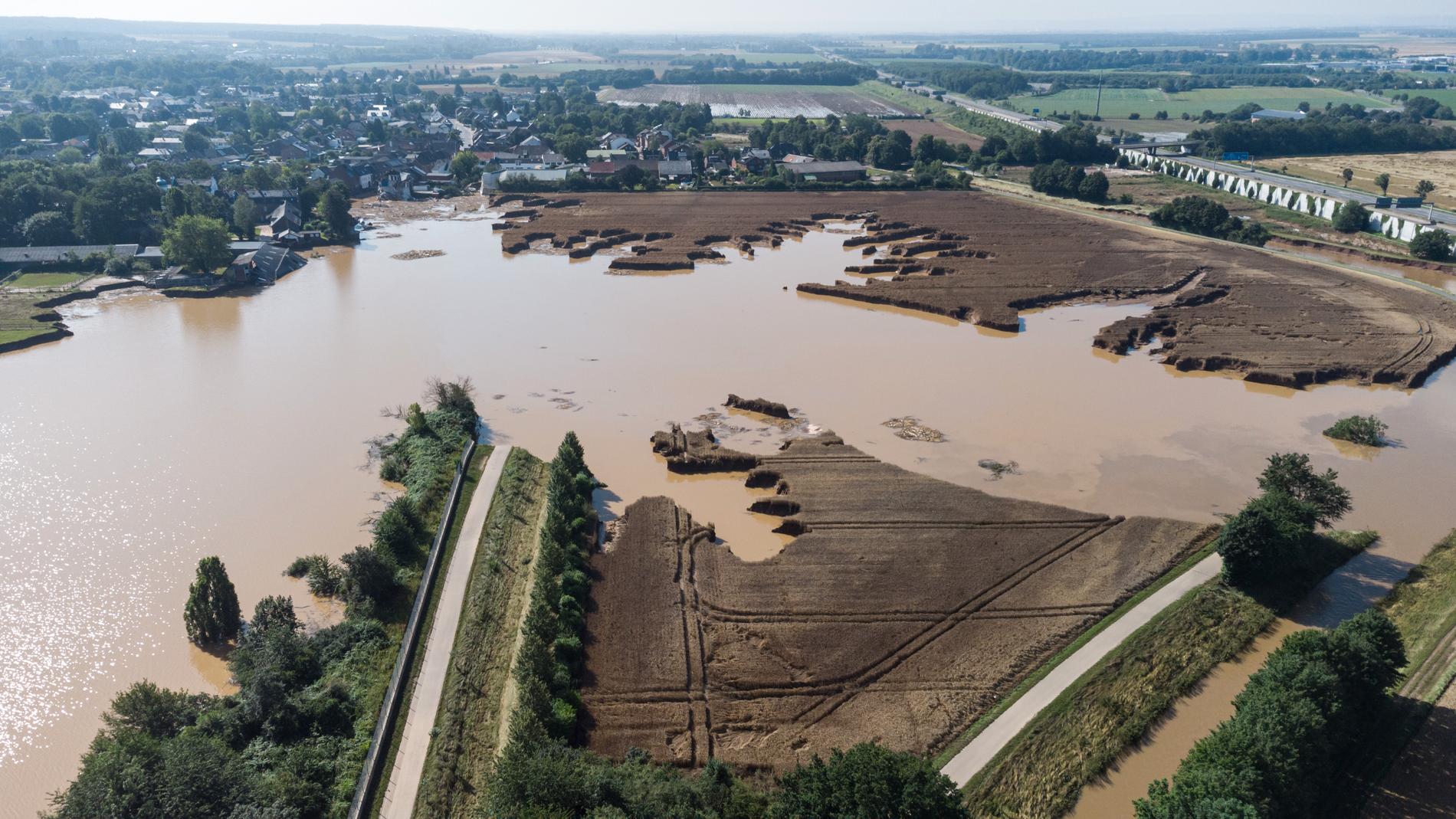 Under torsdagen 15 juli började man se omfattningen av översvämningarna i framför allt Tyskland efter regnovädret Bernd. Hundratals människor saknas fortfarande.