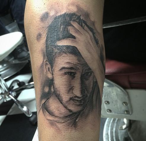 En annan familjemedlem har också tatuerat in Lavins ansikte.