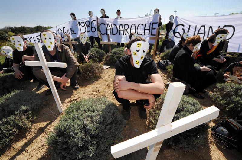 Kärnkraftsmotståndare världen över protesterar på årsdagen av Tjernobyl. I dag är det 22 år sedan katastrofen i Ukraina. Här syns franska demonstranter.