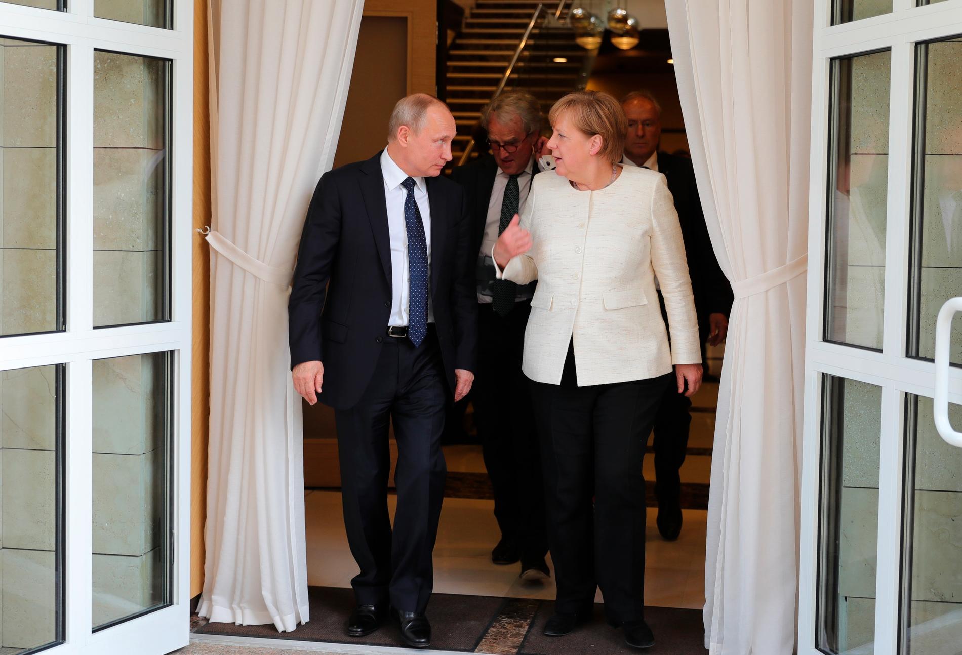 Rysslands president Vladimir Putin och Tysklands förbundskansler Angela Merkel efter mötet dem emellan i Sotji i maj.