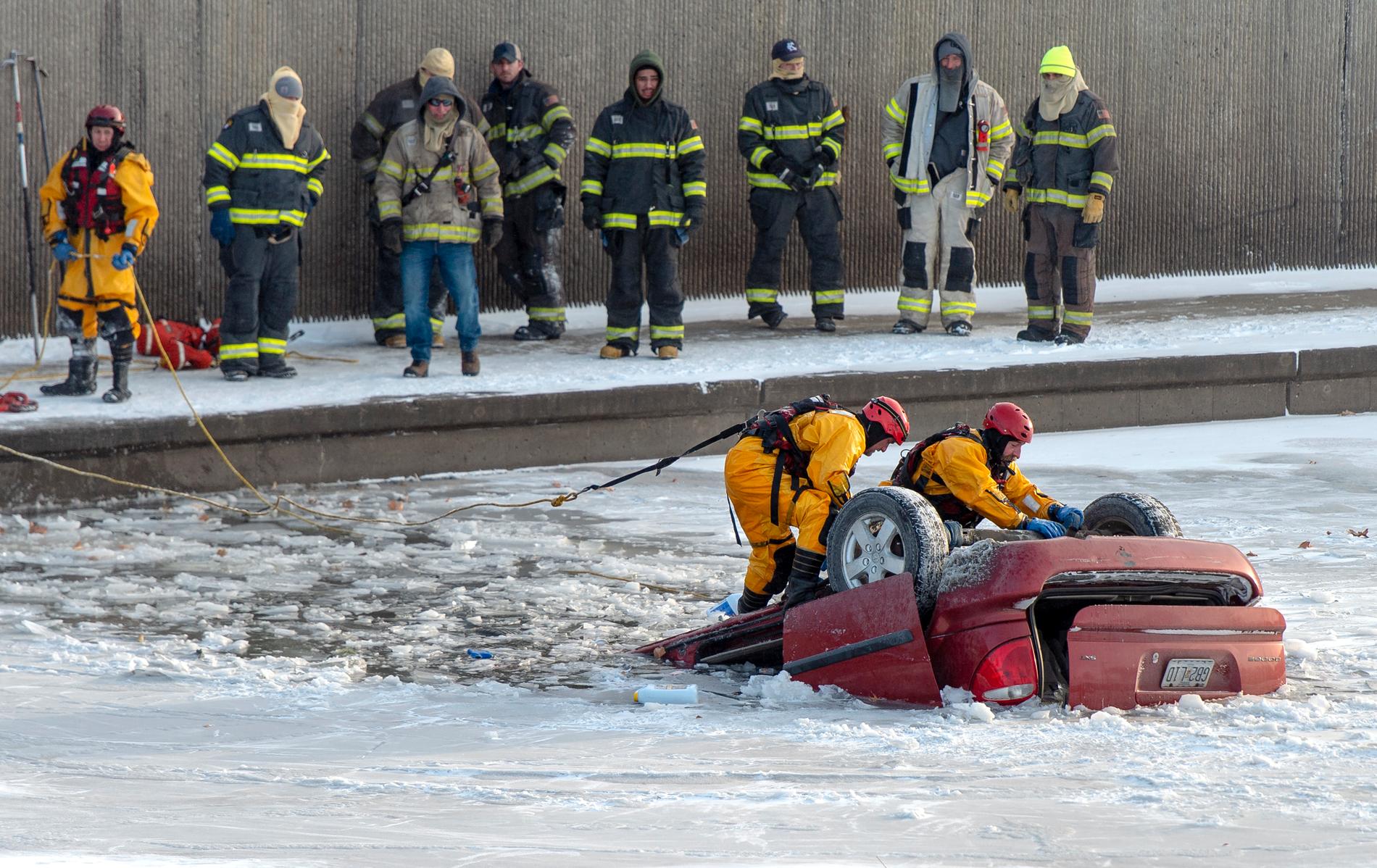 Räddningstjänst i Kansas City jobbar vid en minivan som fallit ner i översvämmade Brush Creek. Föraren dog senare på sjukhus – en av de som dött till följd av det våldsamma vinterovädret. 