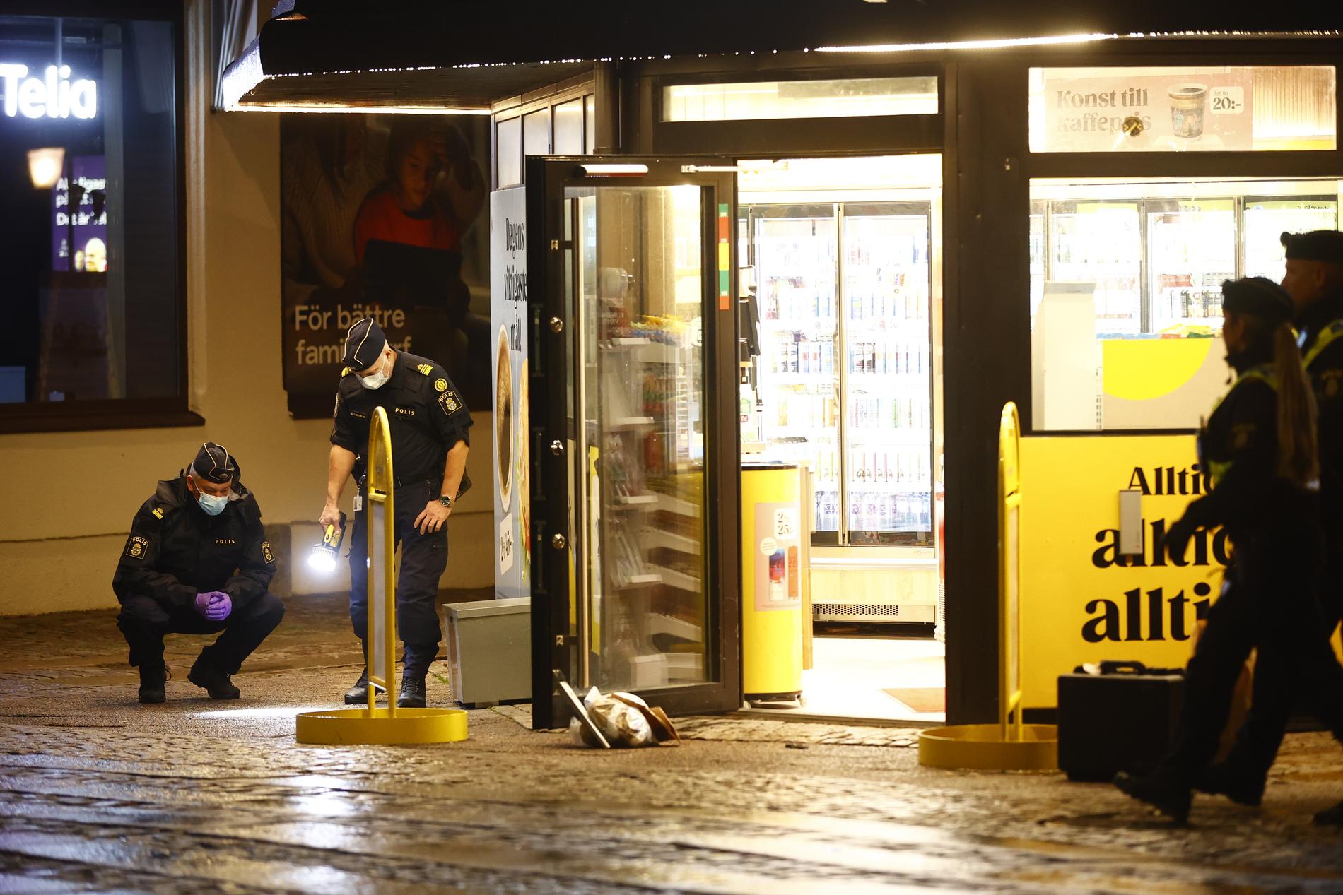 Polisen på plats vid Pressbyrån i centrala Göteborg efter skjutningen. 