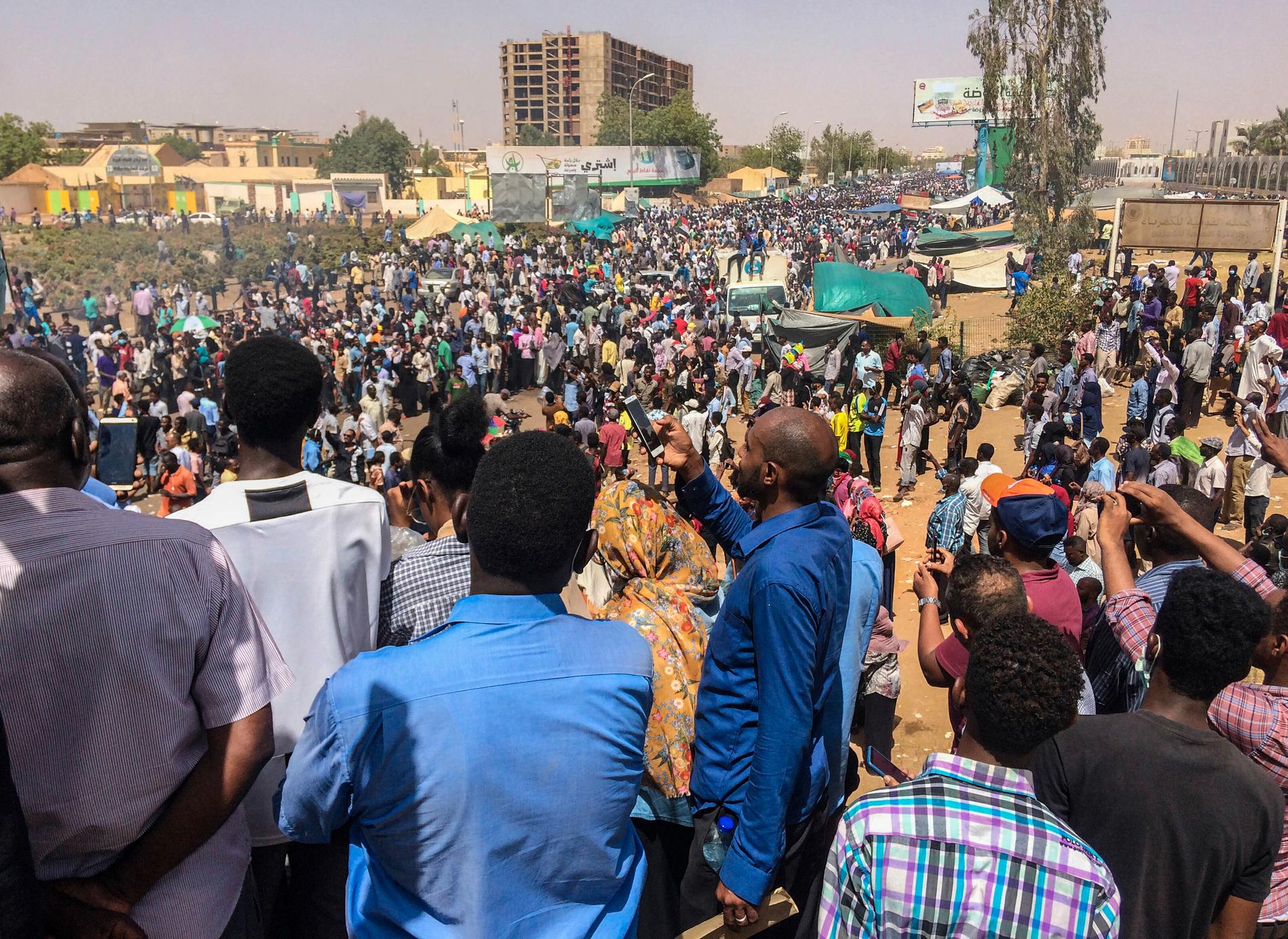 Under sex dagar har demonstranter samlats utanför militärhögkvarteret i Sudans huvudstad Khartum.