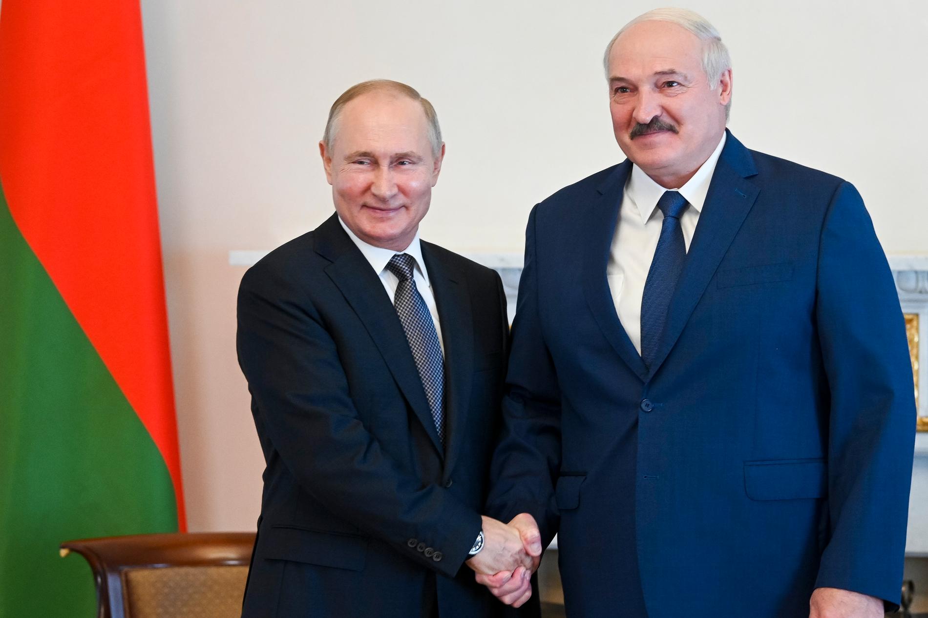 De ryska och belarusiska ledarna Vladimir Putin och Aleksandr Lukasjenko under det senaste toppmötet dem emellan den 13 juli. Sedan årsskiftet har presidenterna träffats fyra gånger, men vad de pratar om brukar bara sparsamt kommuniceras offentligt.