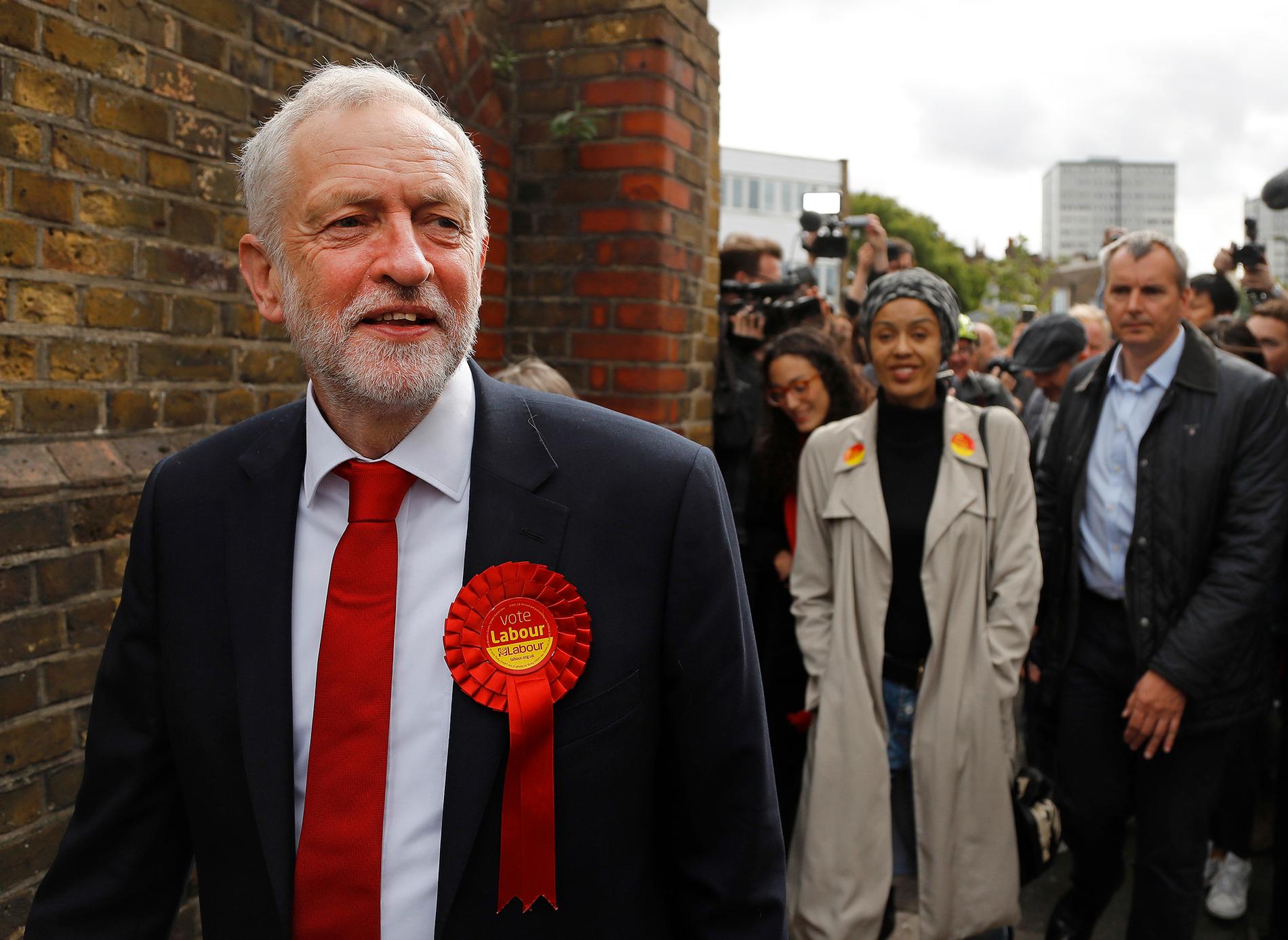 Labourledaren Jeremy Corbyn kommer ut från vallokalen i  London.