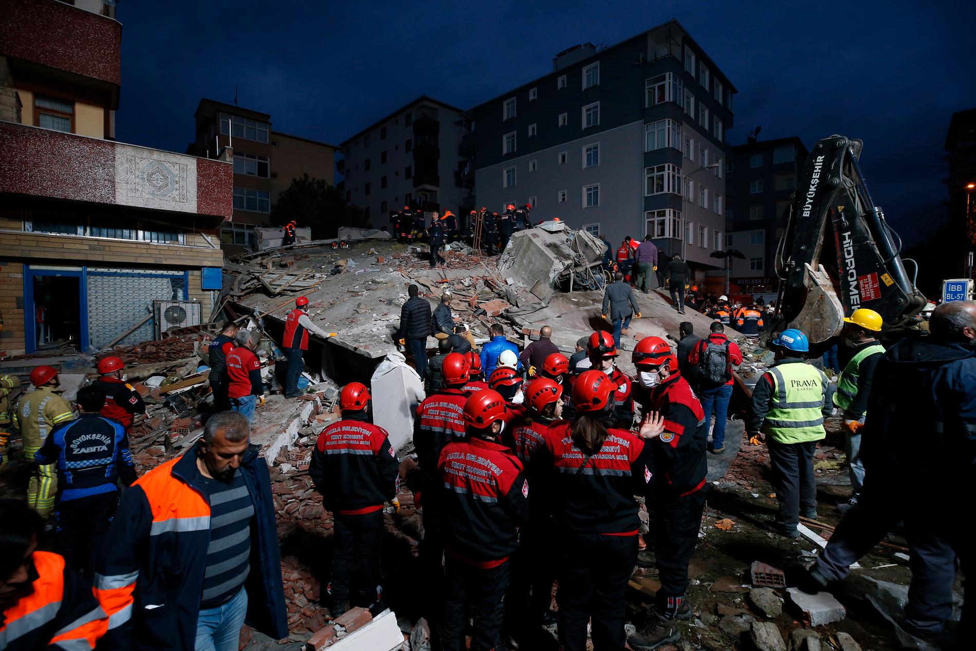 Räddningsarbetare vid platsen där en byggnad i Istanbul kollapsade.