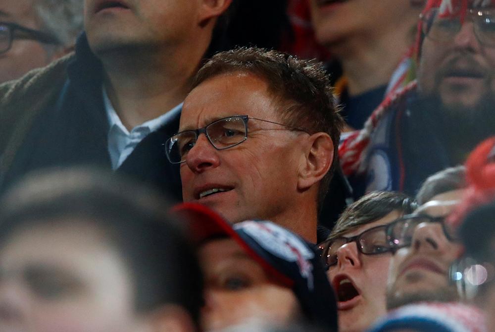 I en av banderollerna uppmanades Ralf Rangnick, sportchef i RB Leipzig, att begå självmord.