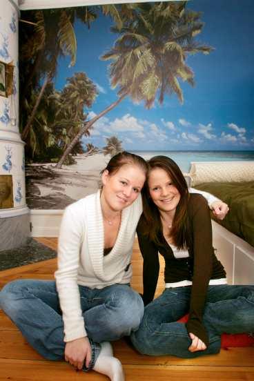 Paradiset Systrarna Elin, 17, och Emelie, 18, har en strand på väggen.