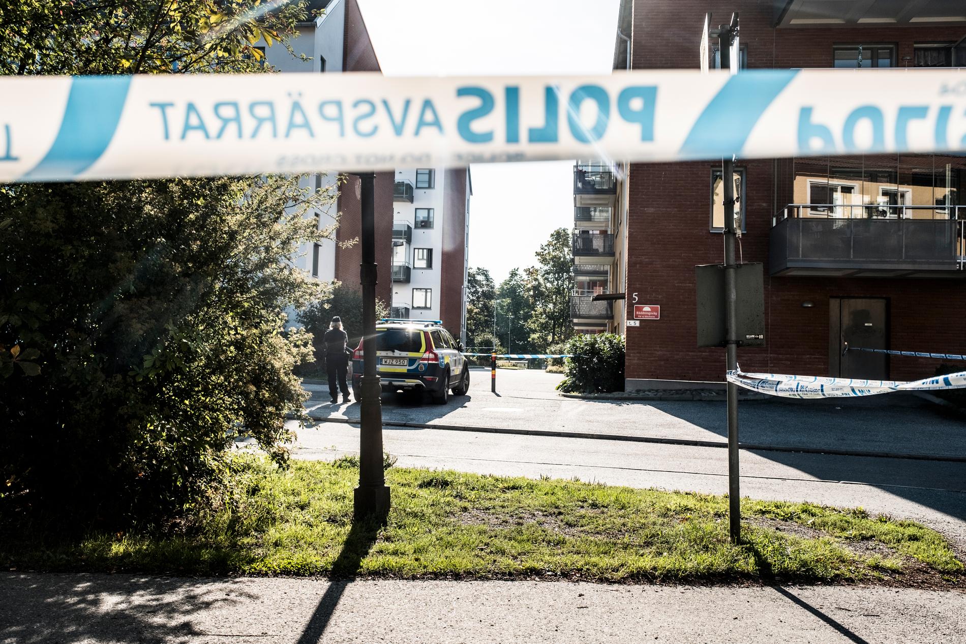 Polisavspärrningar efter att en kvinna skjutits till döds i en lägenhet i Råcksta