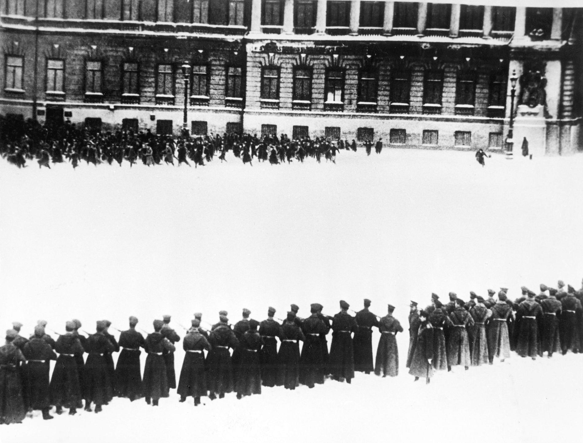 Massakern på demonstrerande arbetare vid Vinterpalatset i S:t Petersburg startade ryska revolutionen 1905.