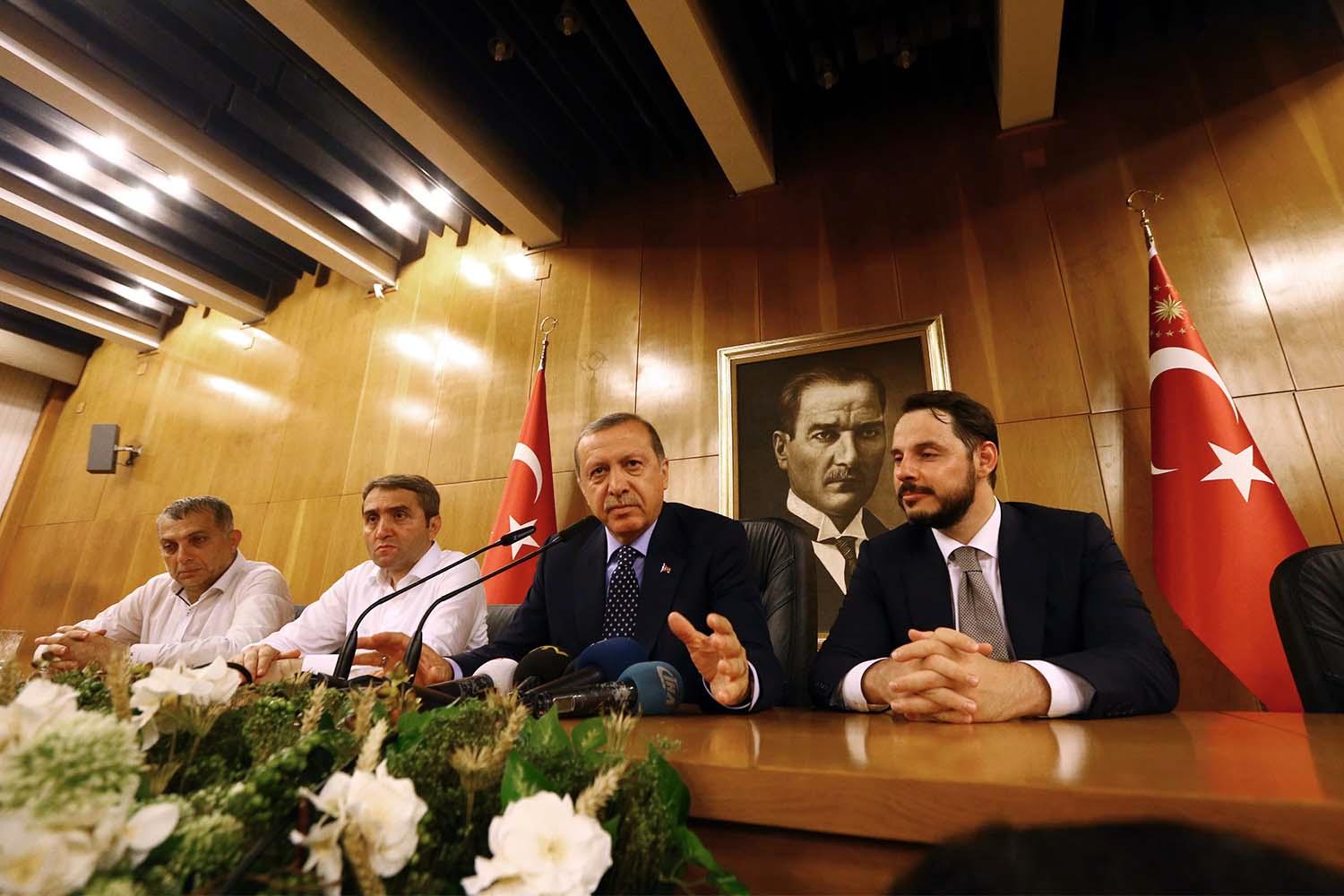 Turkiets president Erdogan under en presskonkonferens efter kuppförsöket i Istanbul.