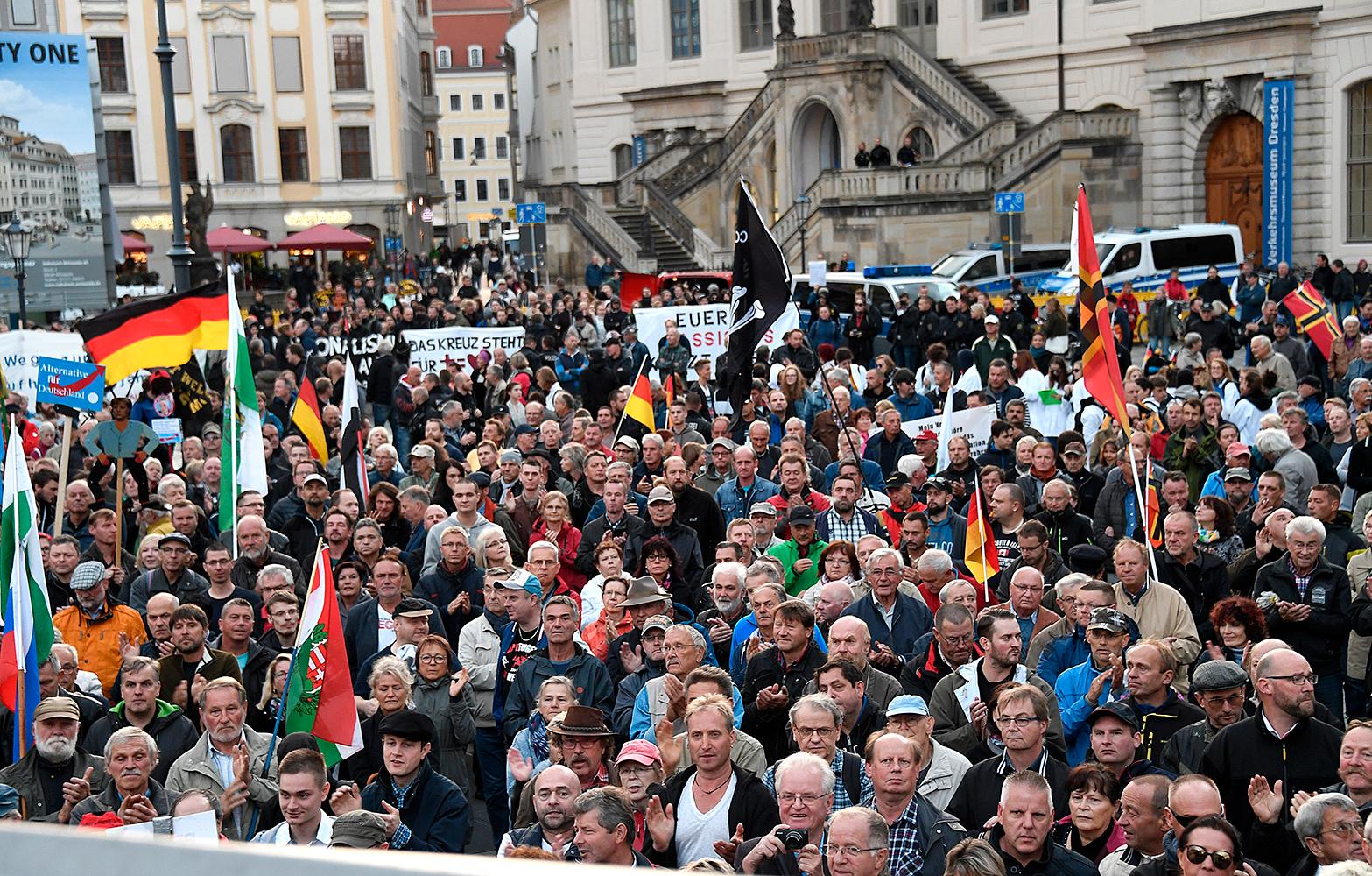 Pegida demonstrerar i Dresden.