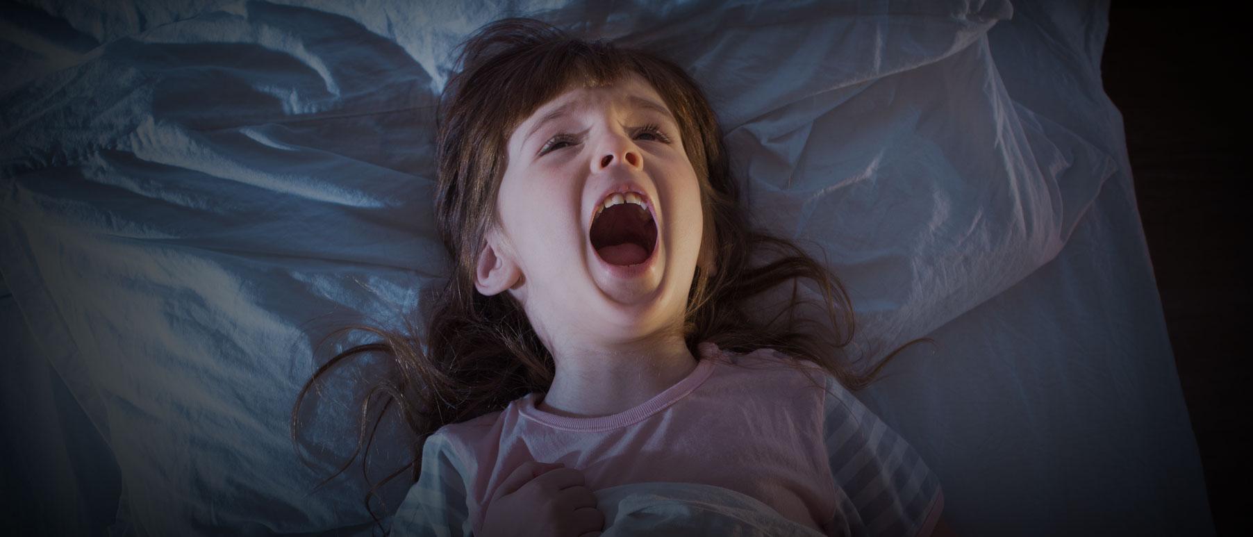 Nattskräck kännetecknas av skrik och intensiv rädsla. Men barnet kommer oftast inte ihåg det nästa morgon.