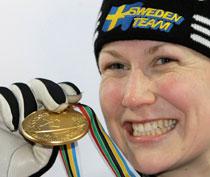 Helena Jonsson med guldmedaljen.