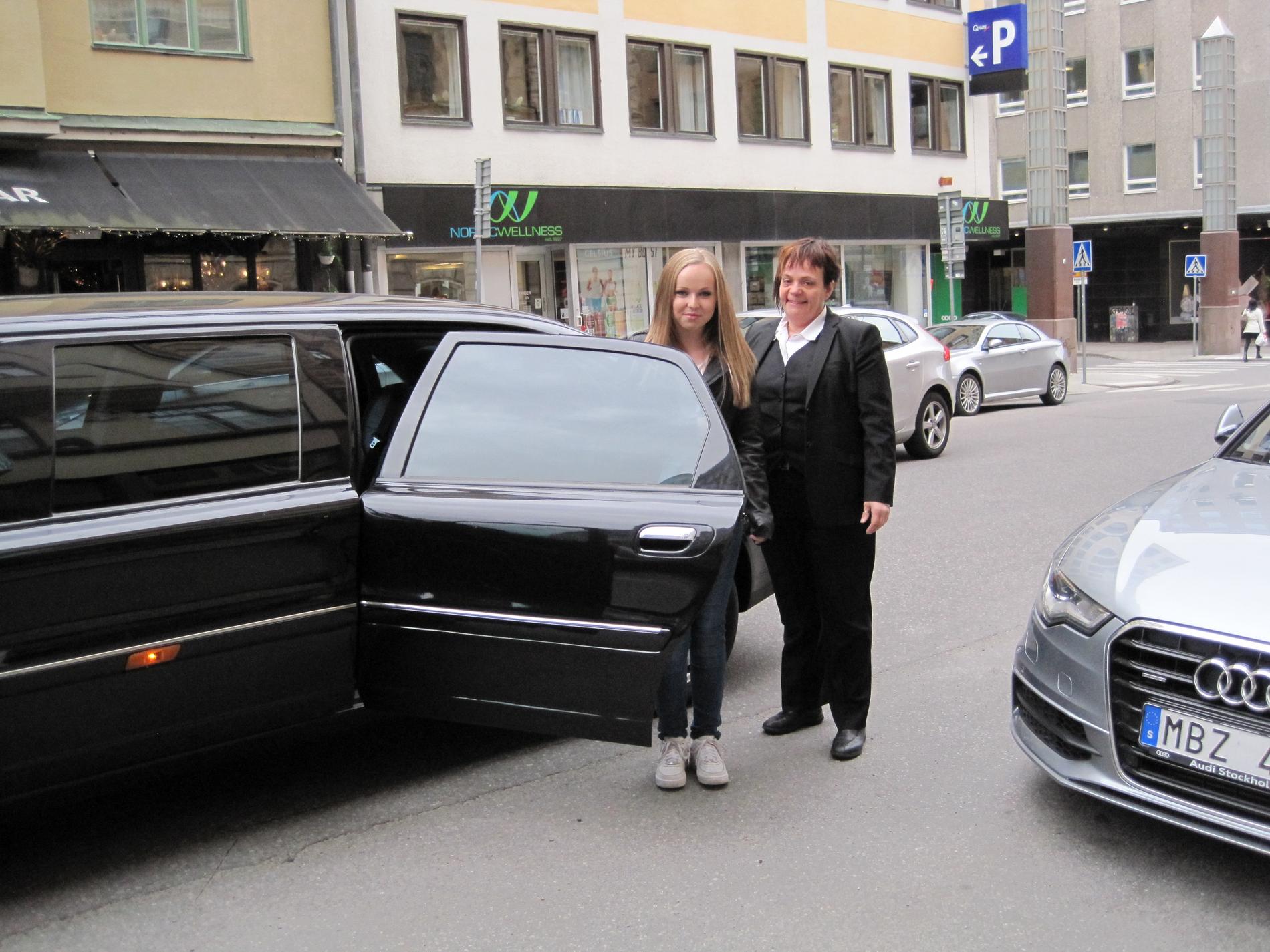 Dagen avslutades med att hon fick åka limousine till en restaurang där hennes tre bästa vänner väntade. Foto: Privat