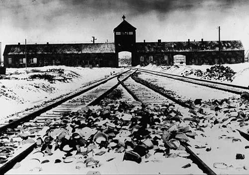 Dödslägret Auschwitz var det största av Nazitysklands koncentrations- och förintelseläger. Lägret var verksamt från 1940 till januari 1945. Omkring 1,3 miljoner personer deporterades till Auschwitz, av dessa dog 1,1 miljoner i lägret. Nittio procent av dem var judar.