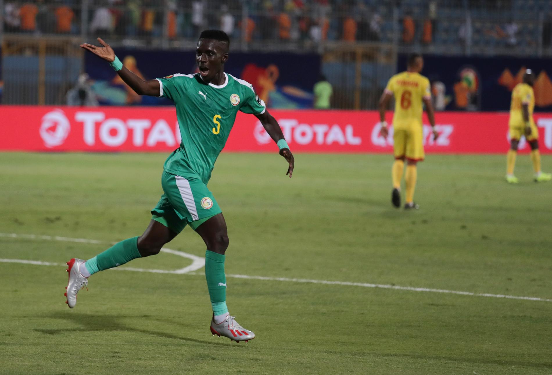 Idrissa Gueye firar sitt 1–0-mål mot Benin i kvartsfinalen i Afrikanska mästerskapen.