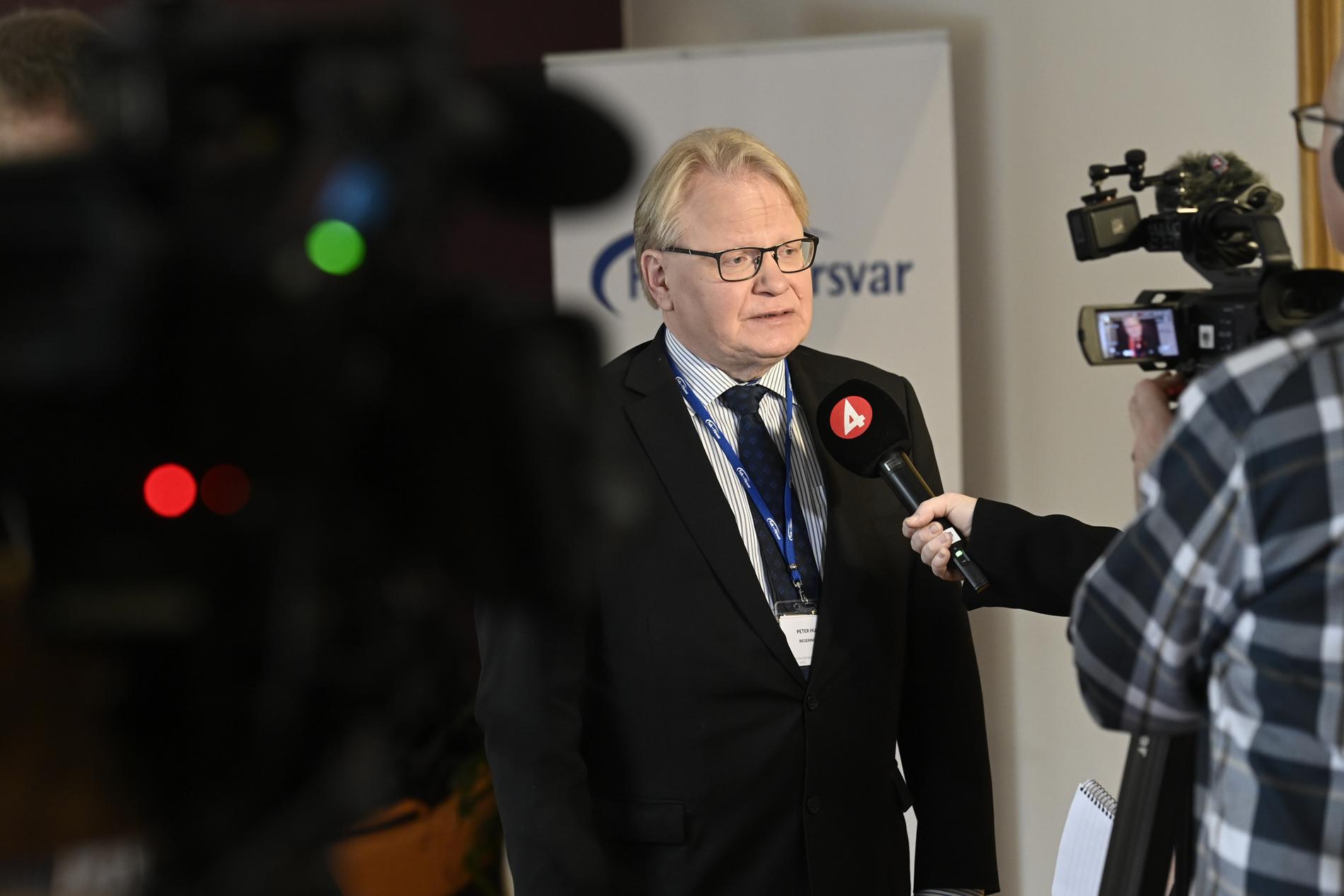 Försvarsminister Peter Hultqvist intervjuas på Folk & försvar under måndagen. 