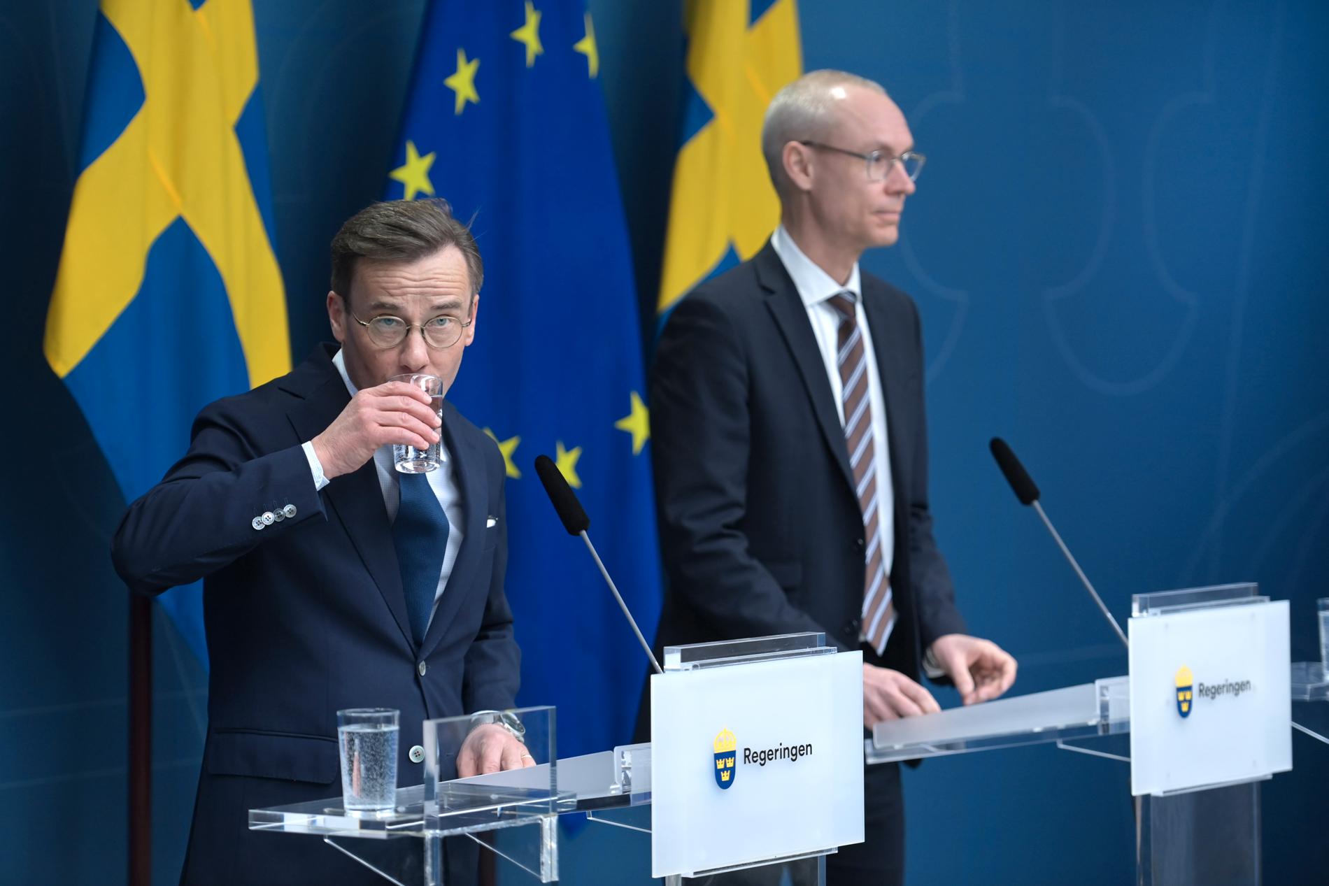 Statsminister Ulf Kristersson och Oscar Stenström, ambassadör i Statsrådsberedningen och chefsförhandlare i Natoprocessen, under pressträffen.