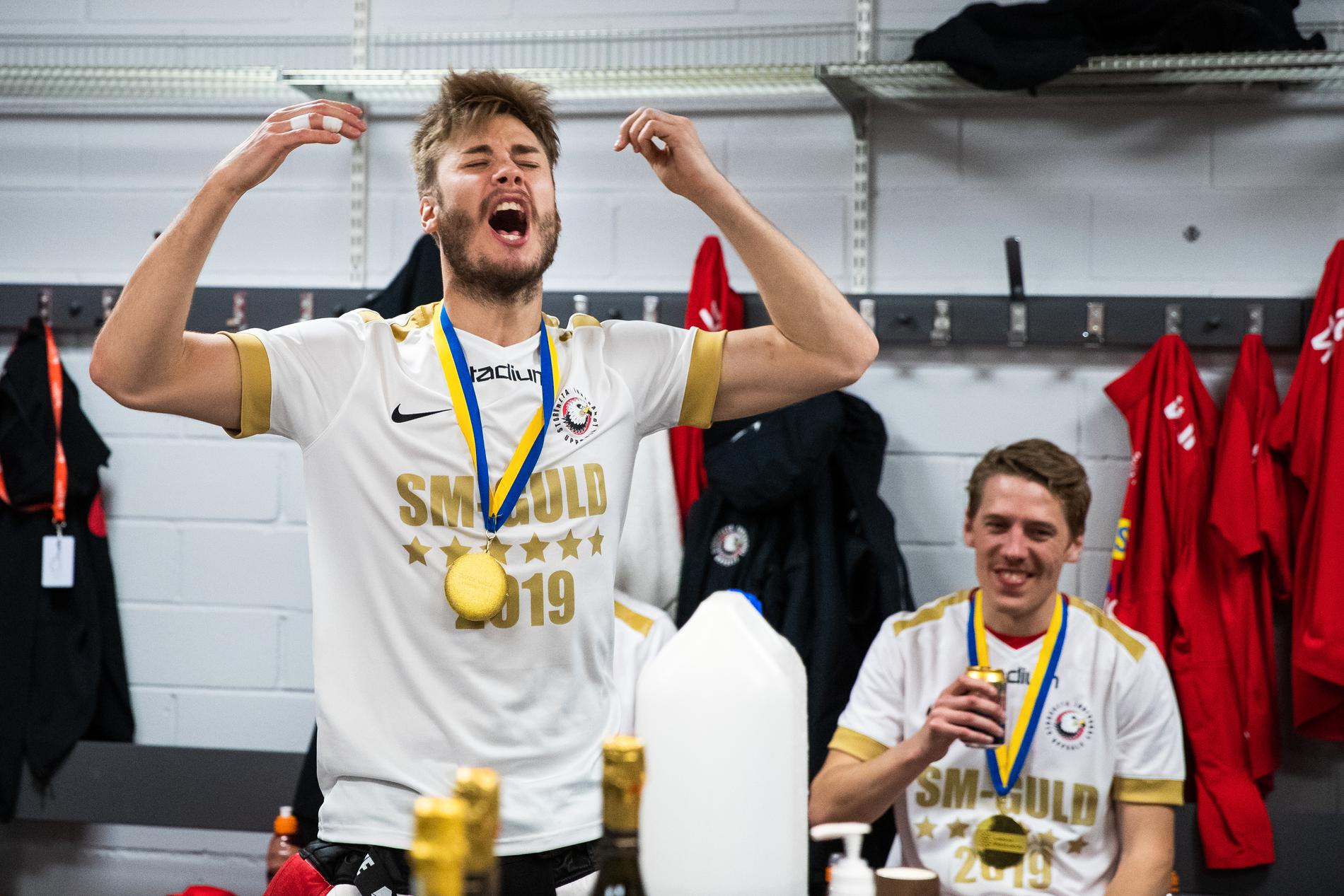 Viktor Klintsten firar SM-guldet med Storvreta 2019.
