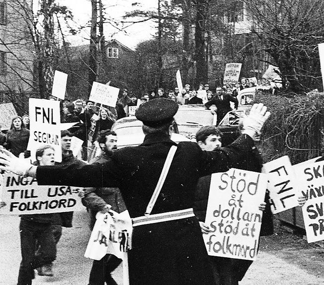Studentuppror i Sorbonne, Vietnamdemonstrationer i Stockholm, invasionen av Tjeckoslovakien. 1968 exploderade den radikala våg som varit på gång sedan slutet av 1950-talet.