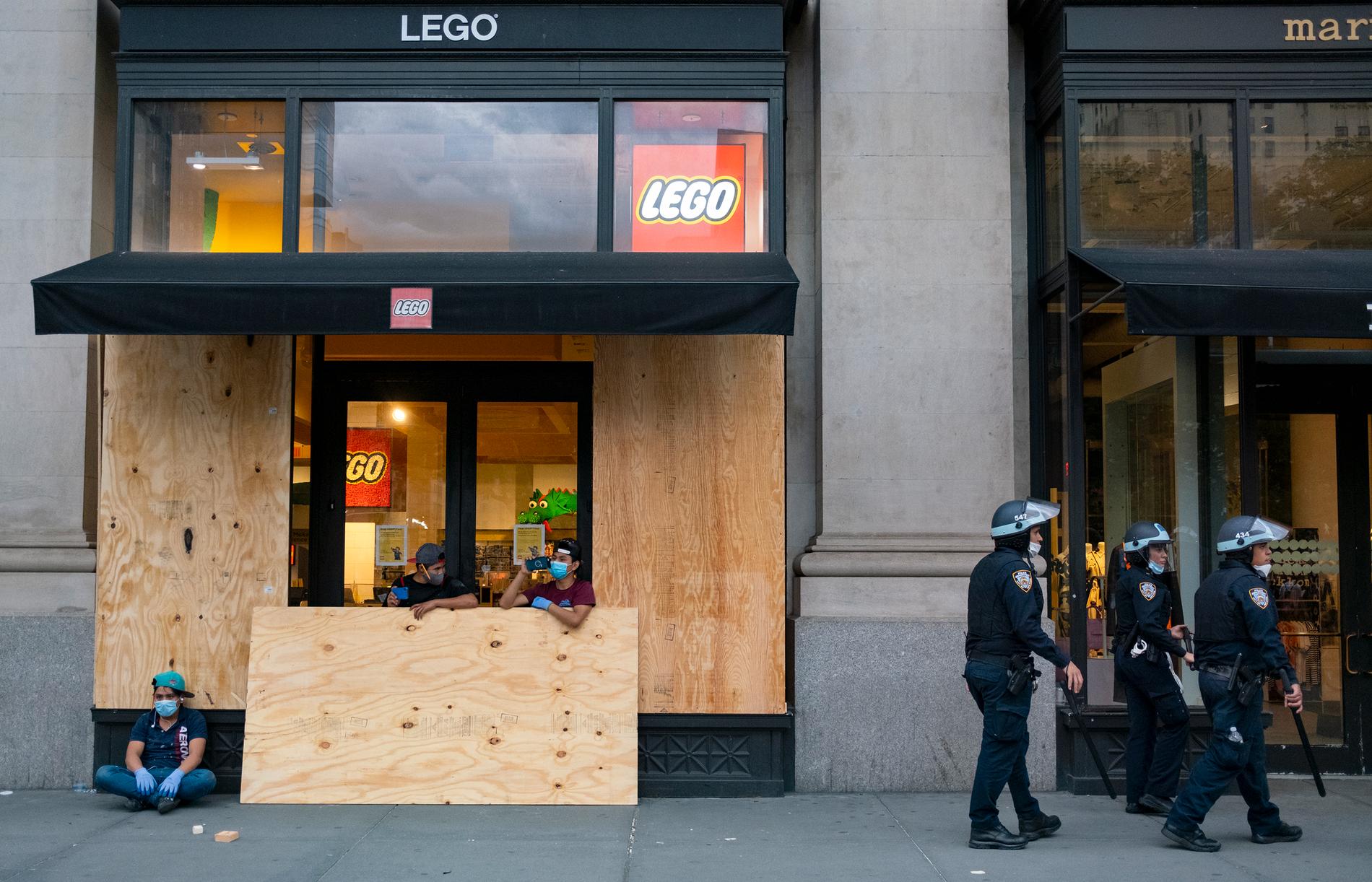 Skivor sätts för fönstren för fönstren på Lego-butiken i Chelsea på Manhattan, för att skydda mot plundring.