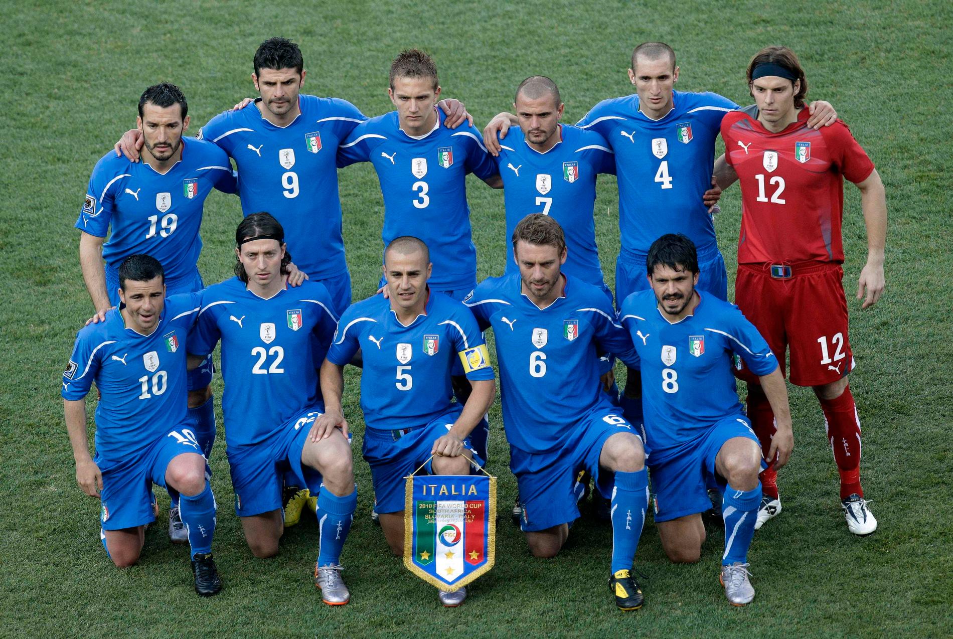 Vincenzo Iaquinta (bakre raden, två från vänster) med det italienska landslaget. 