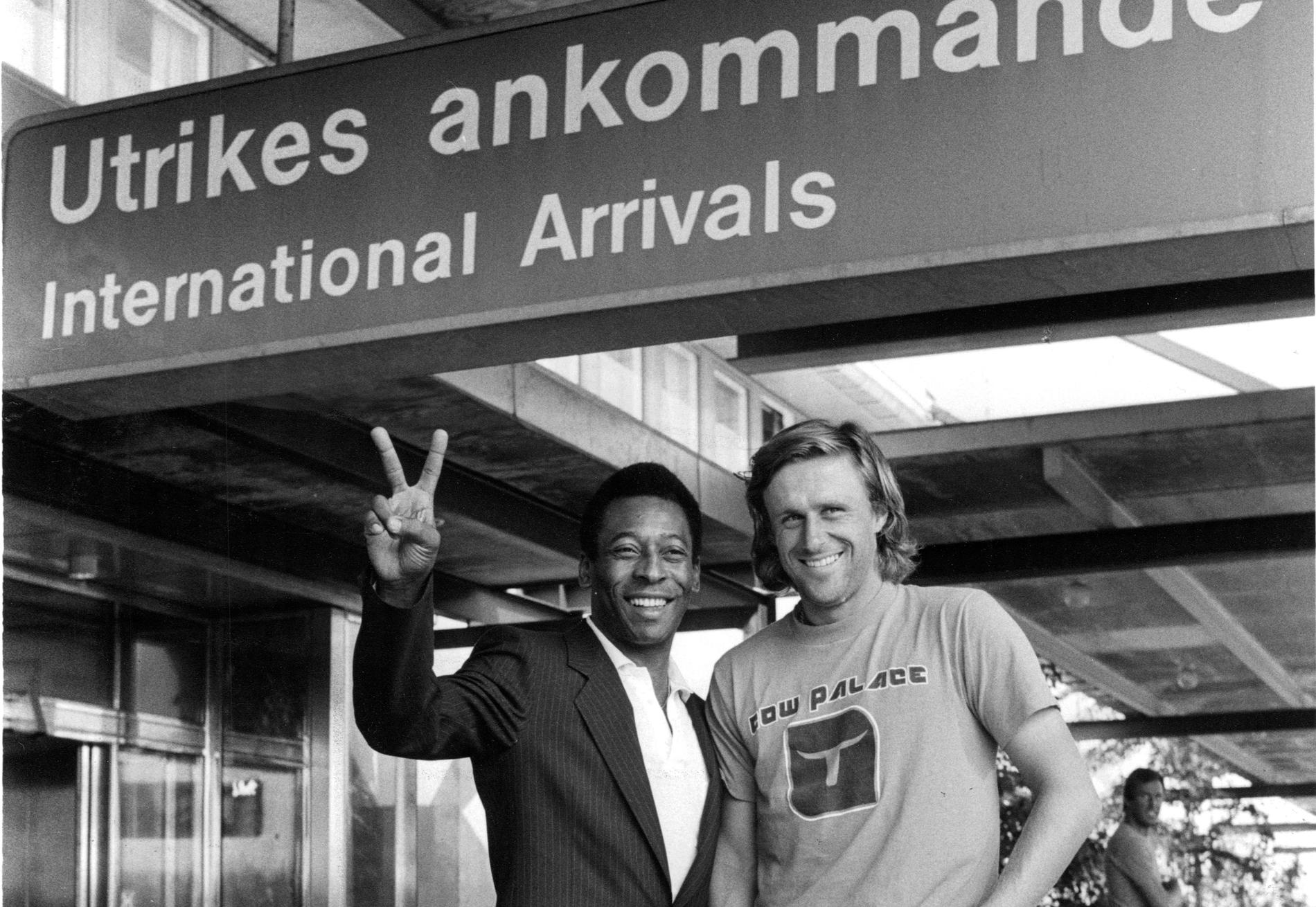 Björn Borg möter upp legendaren Pelé på flygplatsen på Landvetter 1982.