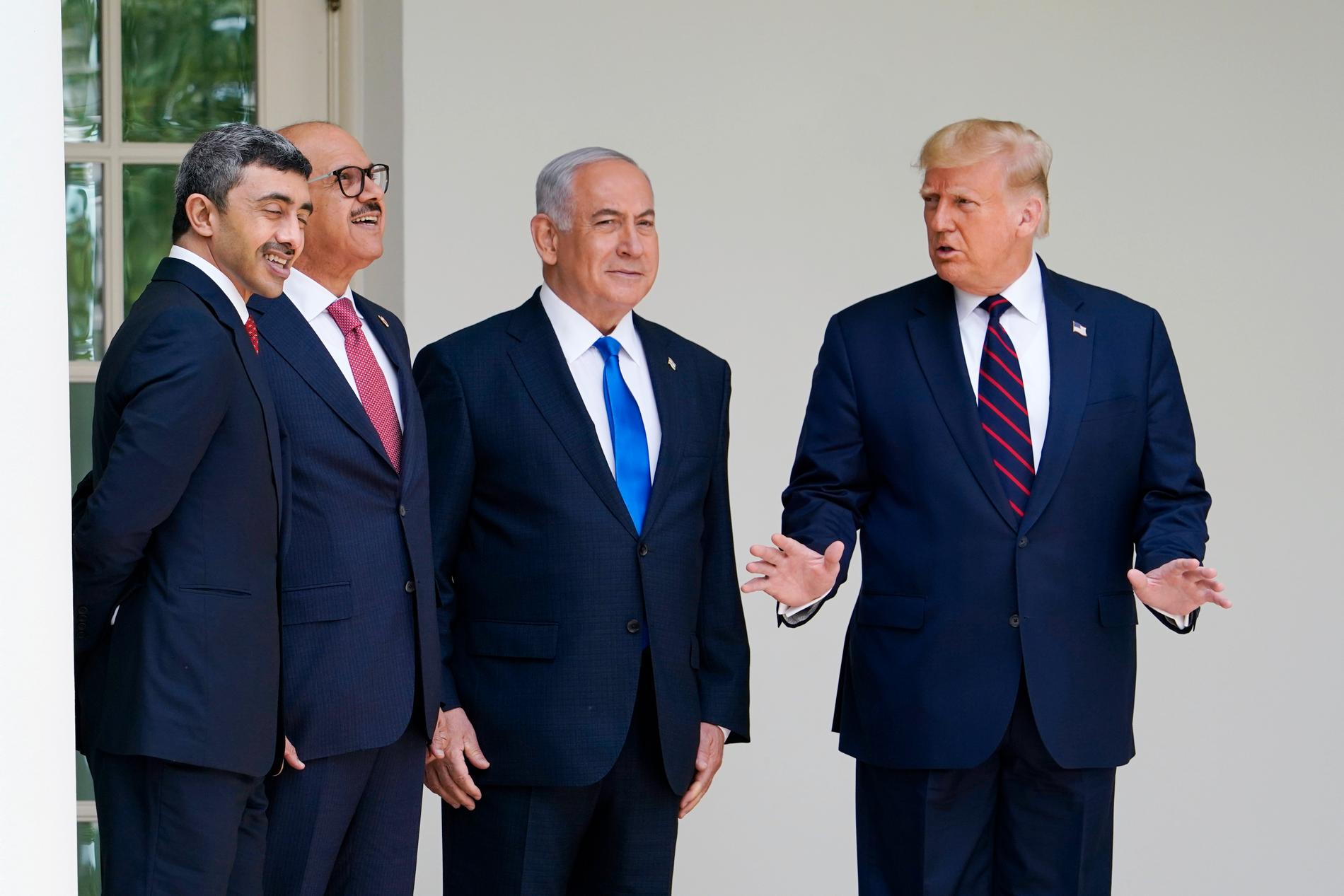 USA:s president Donald Trump och – från höger till vänster – Israels premiärminister Benjamin Netanyahu, Bahrains utrikesminister Abdullatif al-Zayani och Förenade arabemiratens utrikesminister Abdullah bin Zayed al-Nahyan på väg till ceremonin.