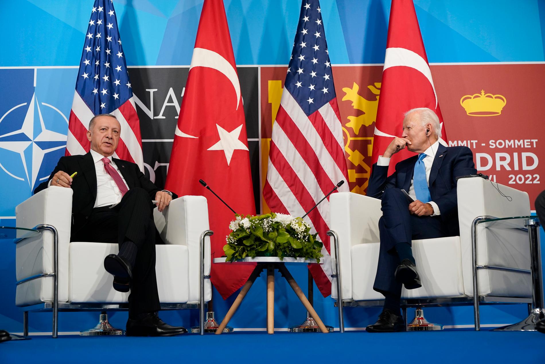 Turkiets president Recep Tayyip Erdogan och USA:s Joe Biden vid ett separat möte under Natotoppmötet i Madrid.