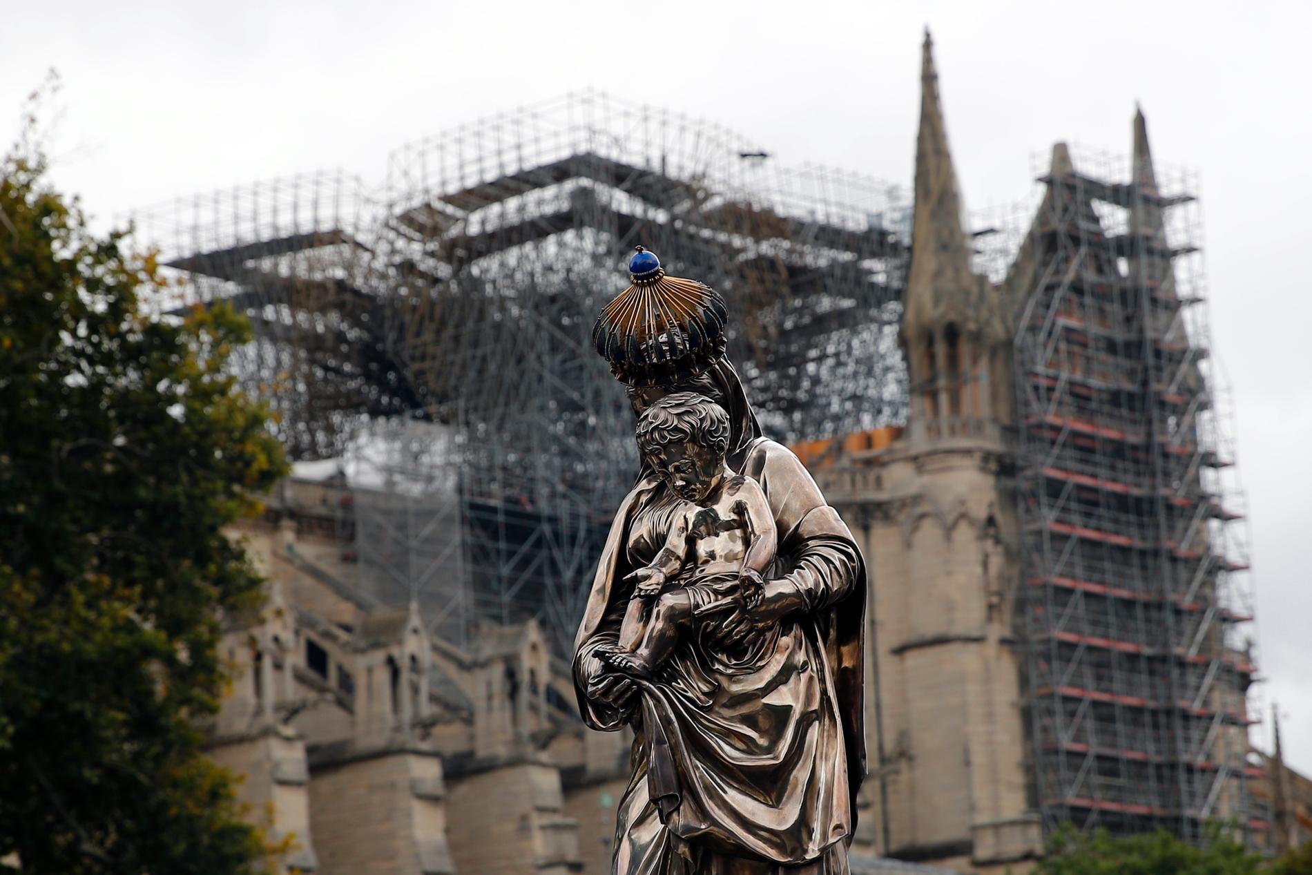 Katedralen Notre-Dame eldhärjades svårt i en brand i april. Arkivbild.