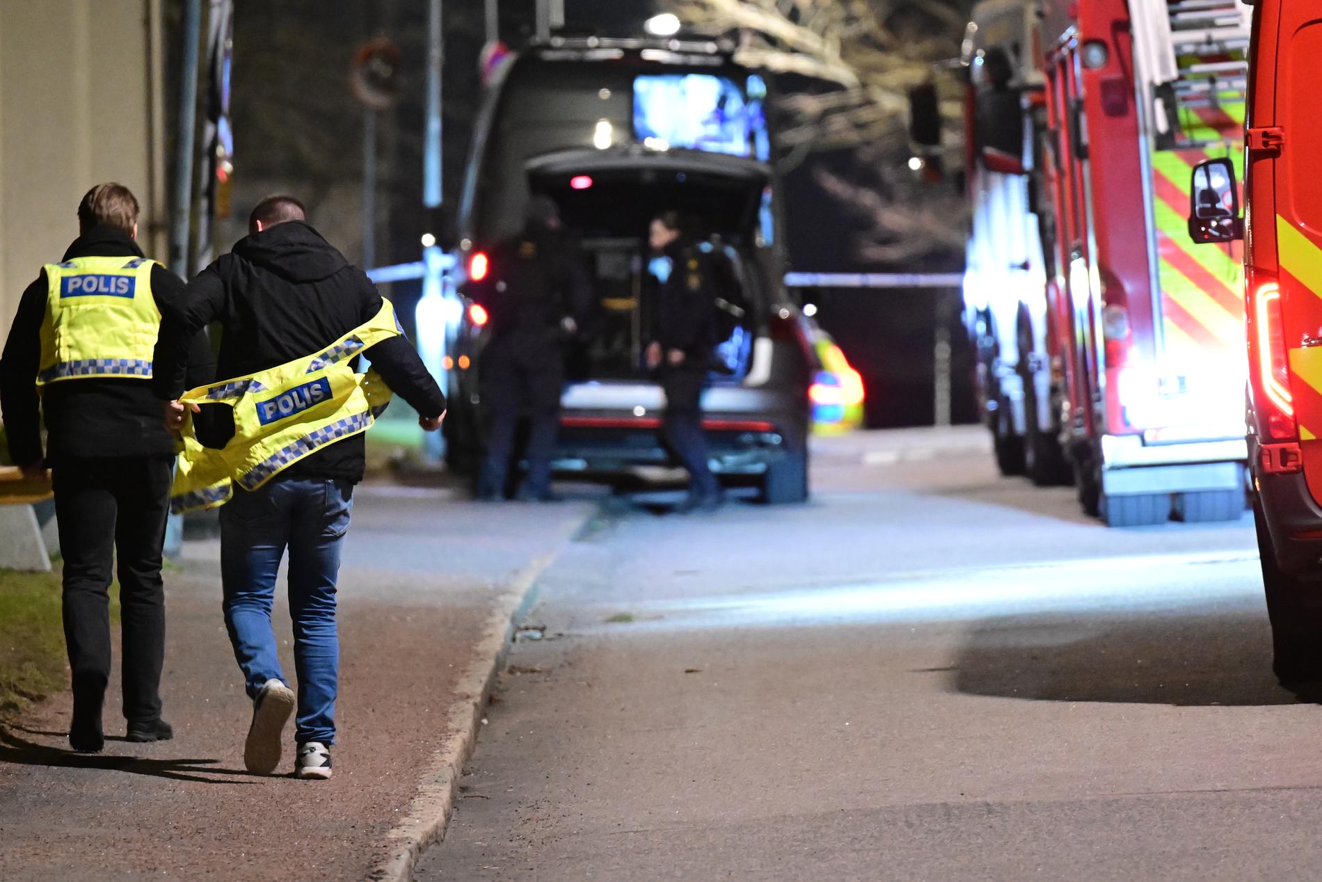 Två explosioner inträffade med bara minuters mellanrum vid två portar till bostadshus i Västra Frölunda tidigare i veckan.