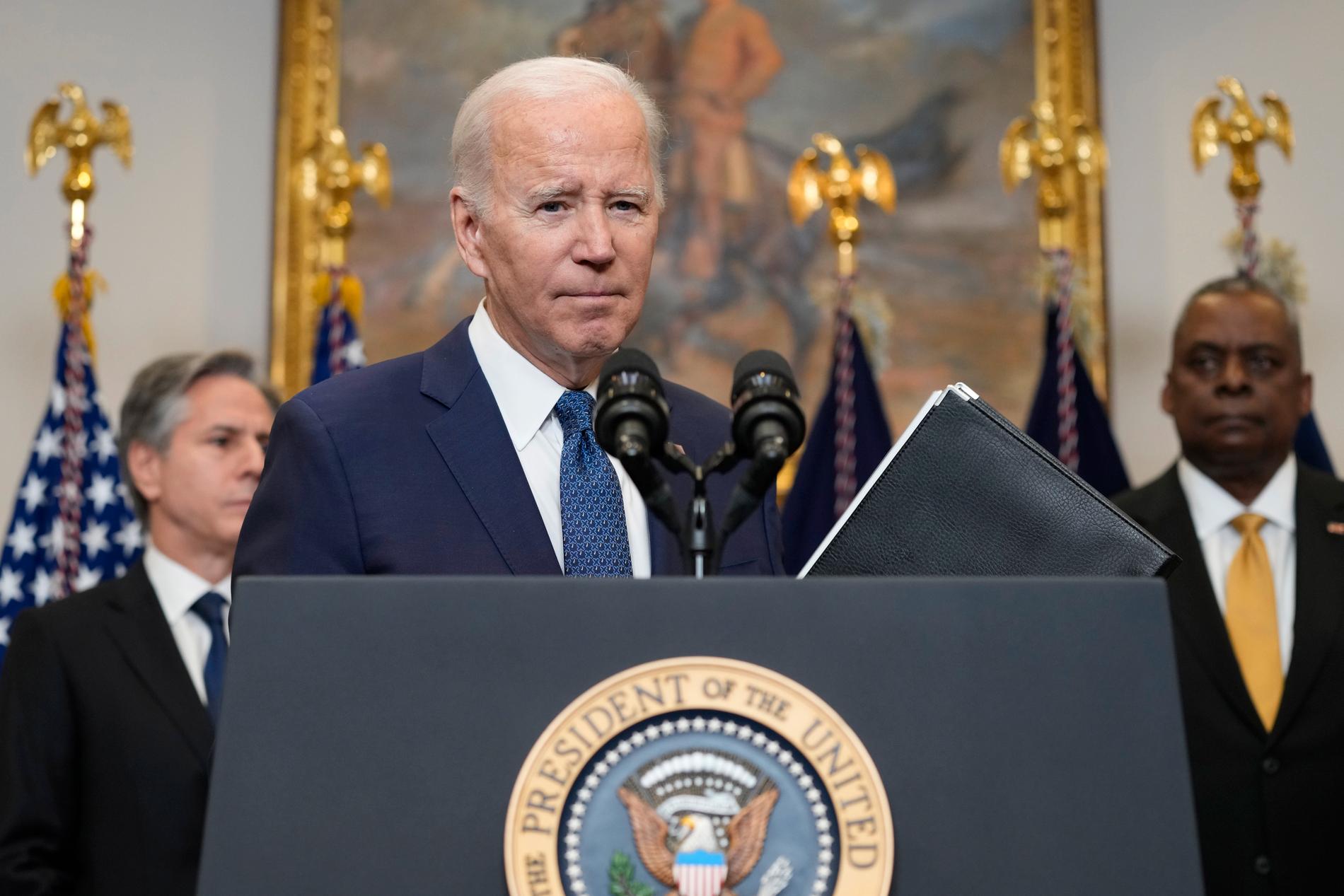 USA:s president Joe Biden, flankerad av utrikesminister Antony Blinken (vänster) och försvarsminister Lloyd Austin listen.