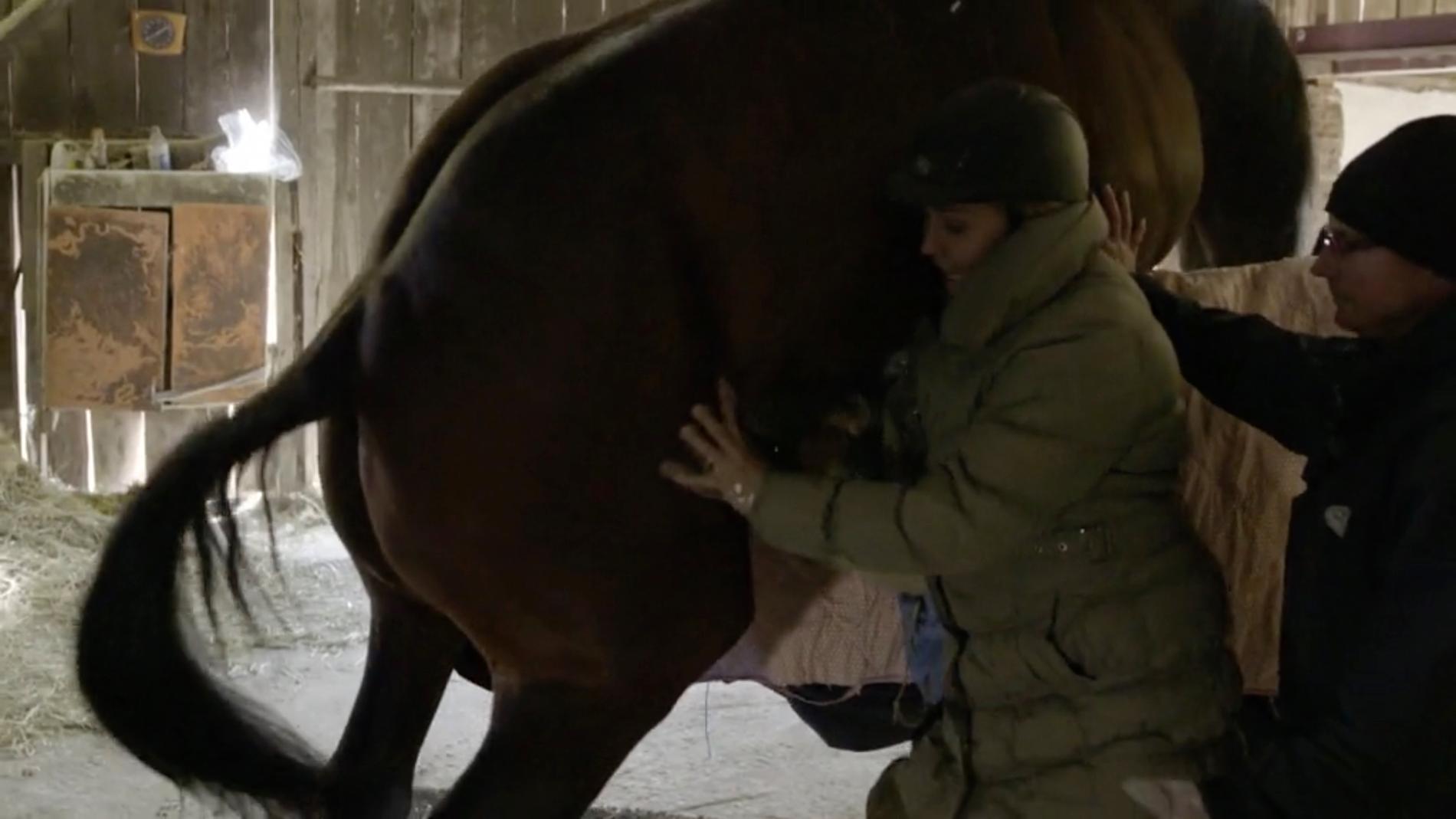 Carina Berg testar på att samla in hästsperma