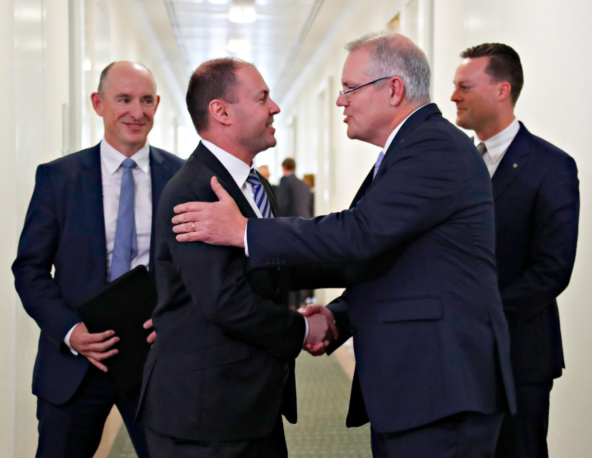 Scott Morrison har valts till ny premiärminister i Australien. Här gratuleras han av miljöminister Josh Frydenberg som valts till vice premiärminister. Arkivbild.