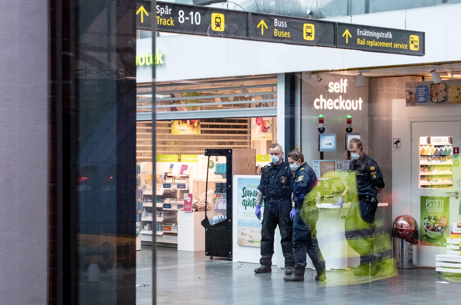 Kriminaltekniker på plats på Malmö C efter att polis skjutit mannen