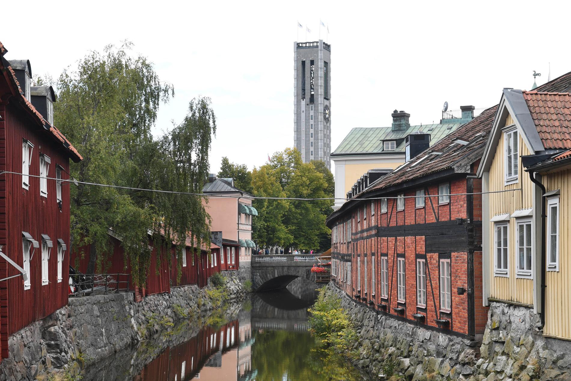 Svartån i Västerås, med stadshusets torn i bakgrunden. Arkivbild.