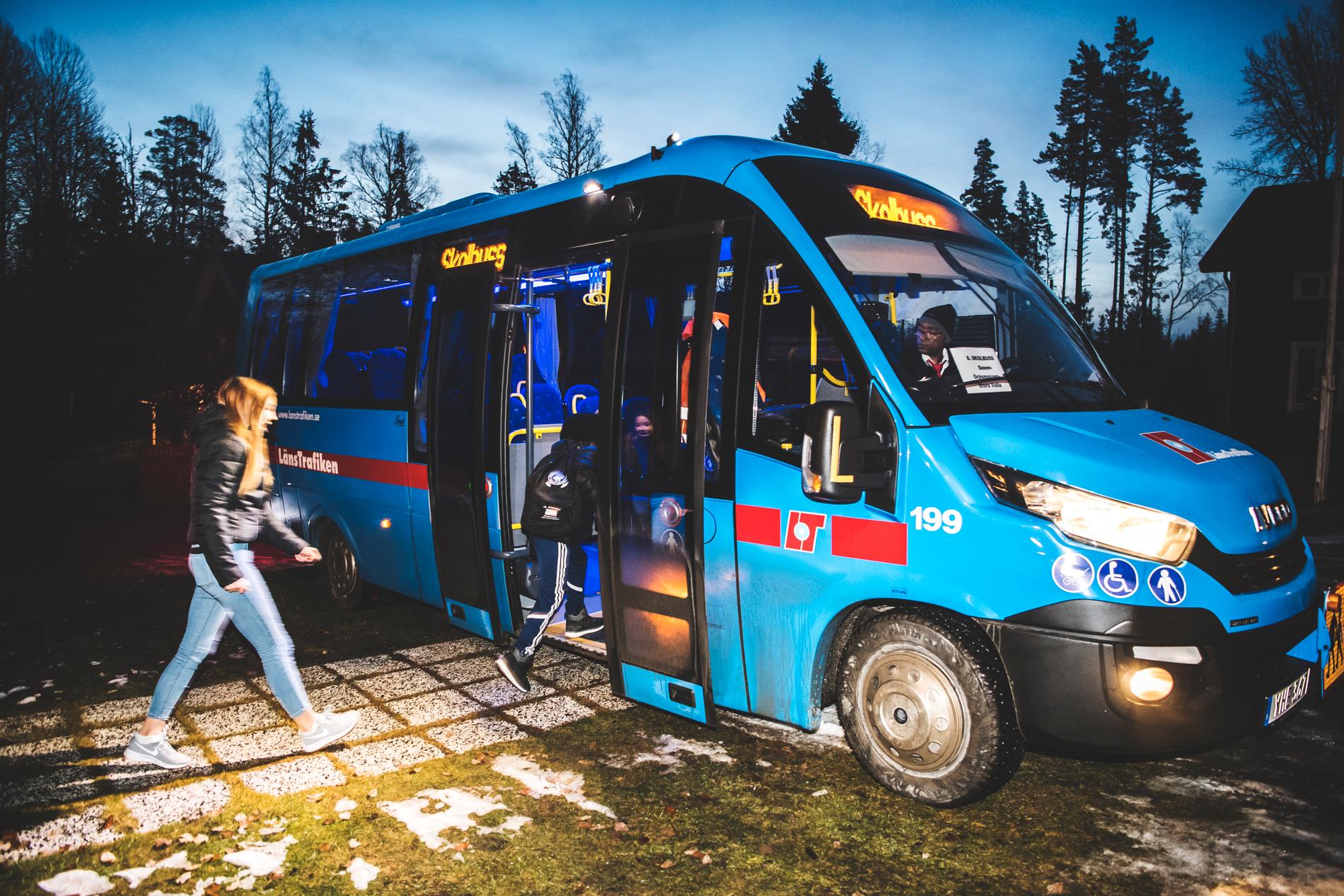 Nelly och Liam får åka i den varma skolbussen in till skolan i Degerfors.
