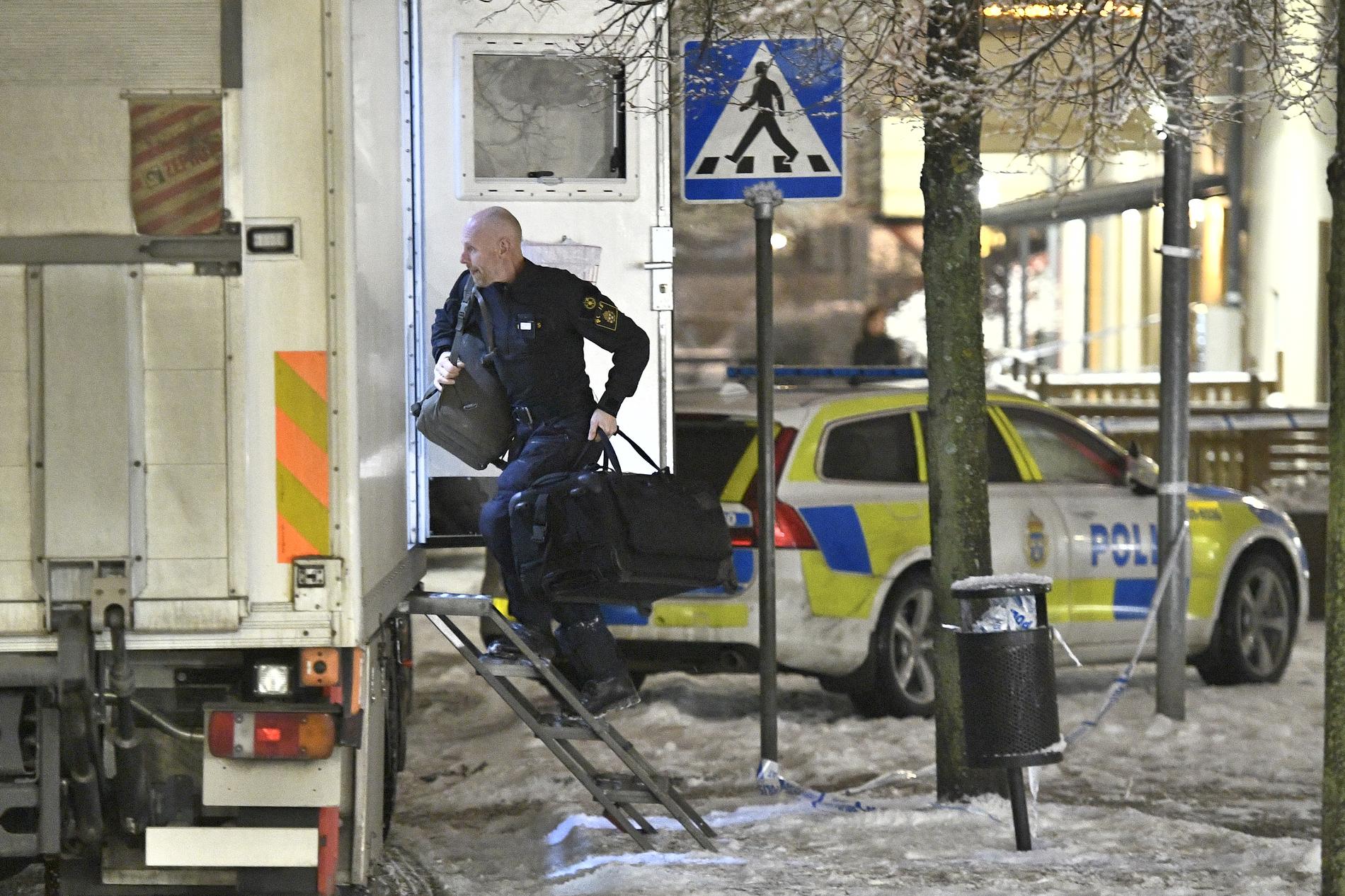 Polisen är på plats efter en explosion vid en restaurang i ett flerfamiljshus i Kista i nordvästra Stockholm.