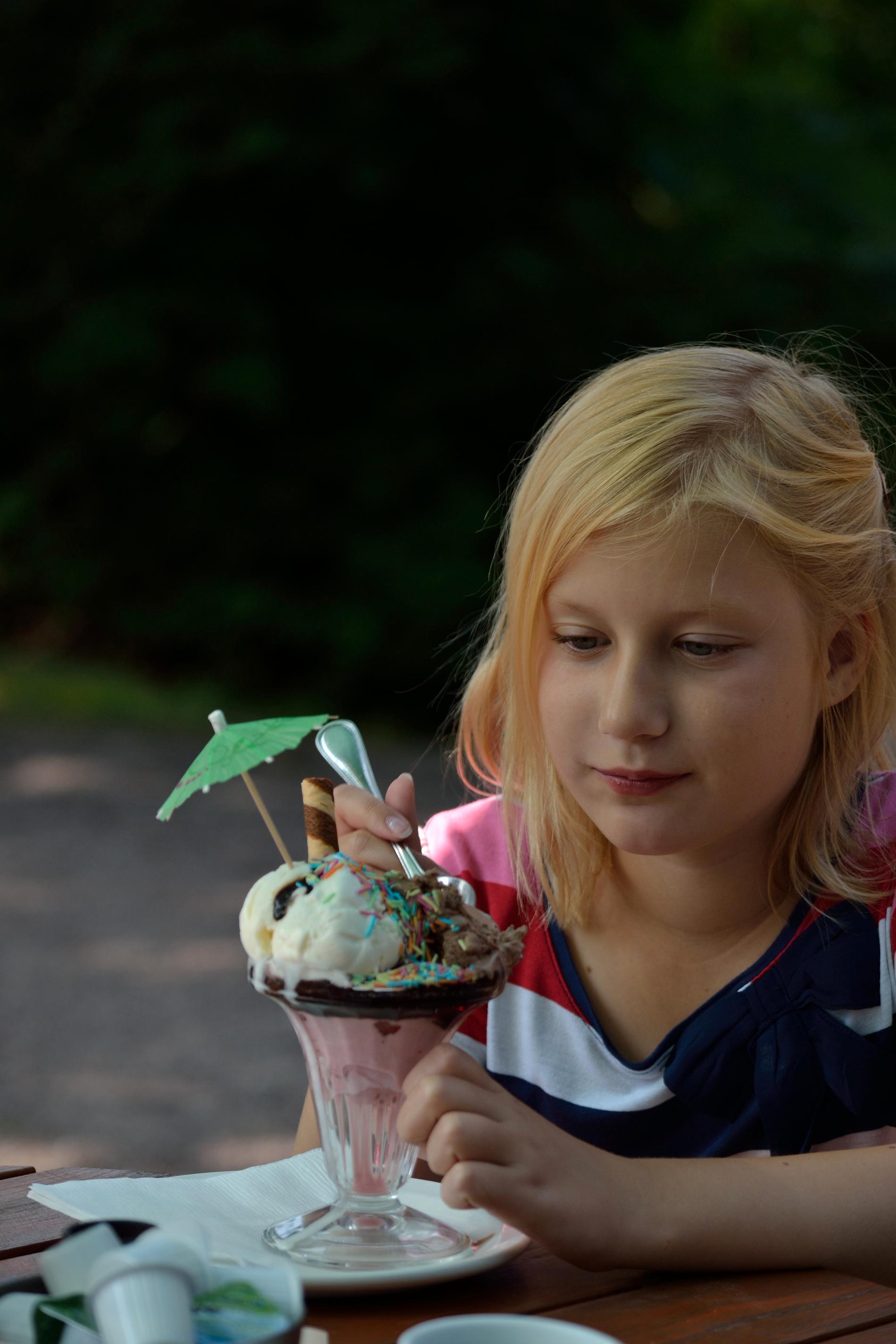 Dottern Anna-Stina äter glass på Grännaberget.