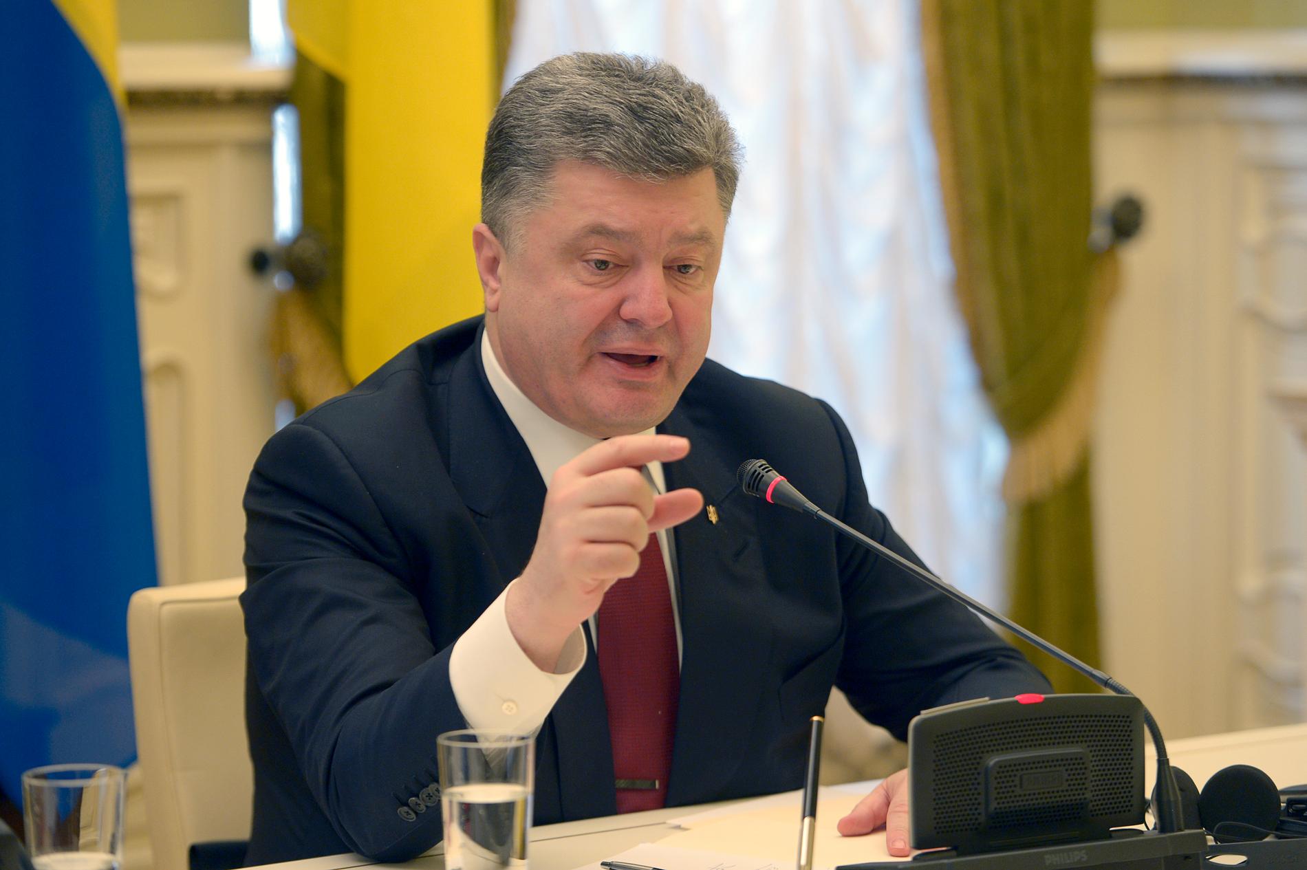 Ukrianas president Petro Porosjenko kommer föreslå att parlamentet ska införa krigslagar efter ryska attacken.