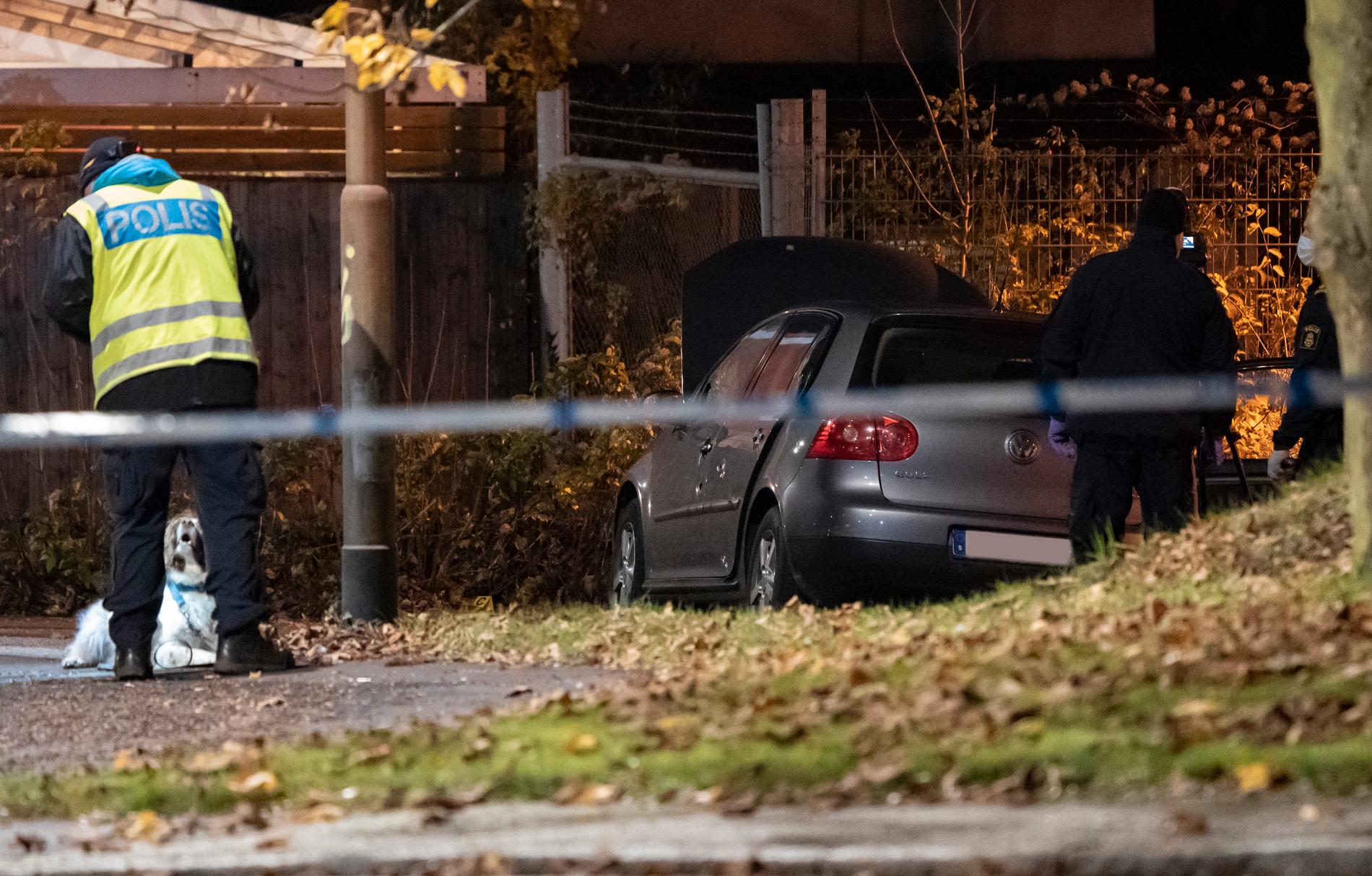 Polis med vapenhund och kriminaltekniker undersöker under natten till tisdagen en bil med skador innanför avspärrningarna efter en skottlossning på Jöns Risbergsgatan.