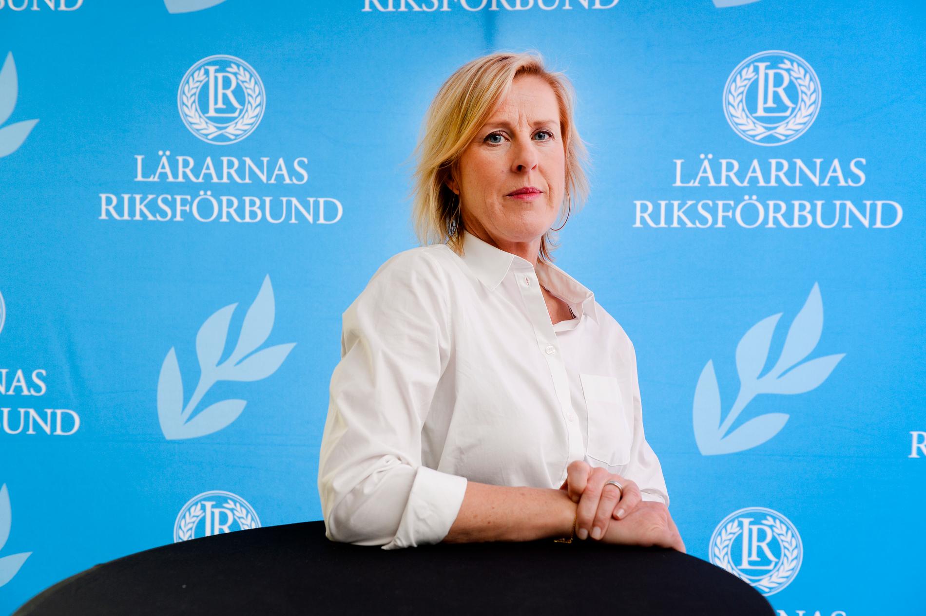 Åsa Fahlén, ordförande för Lärarnas Riksförbund, tror att ett nationell förbud om mobiler i klassrummet skulle kunna underlätta för lärare som har svårt att nå fram.